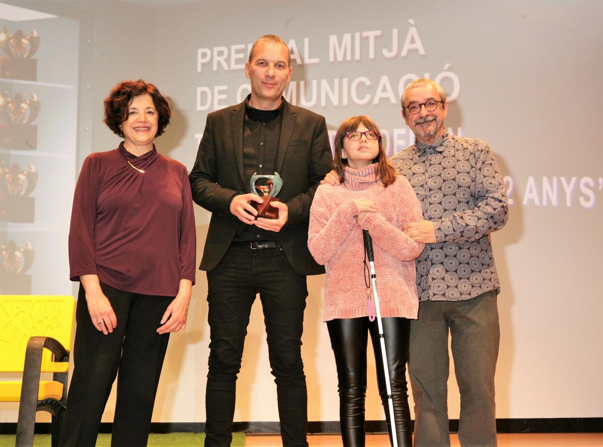 Francina Alsina lliura el premi a David Bassa, cap informatius de TV3 i Agustí Forné, periodista de TV3, amb Júlia Prat, nena sordcega de 12 anys, protagonista del reportatge guanyador.