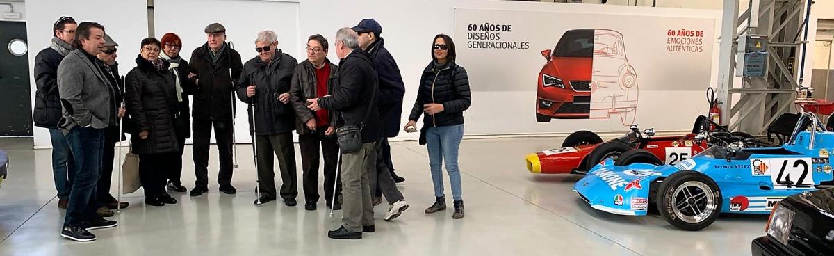 Un grup de persones cegues afiliades a l’ONCE van visitar dimecres15 de gener,la Col·lecció de SEAT a la Zona Franca de Barcelona.