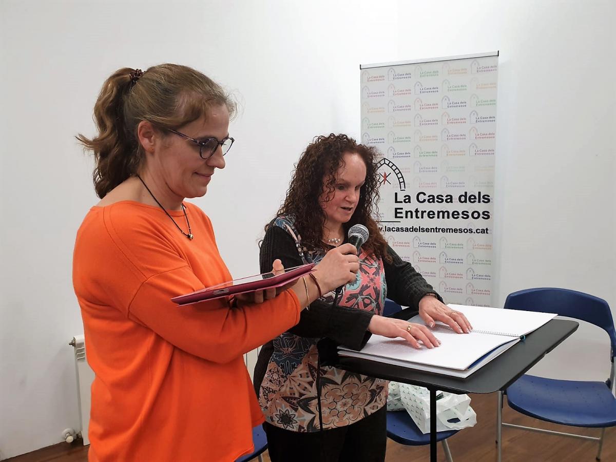 Lectura en Braille de Delfina Polo, mestra de suport pels nens i nenes amb discapacitat visual i Maria del Mar  Calvet, autora del compte i mestra especialista de música del CREDV-CRE ONCE Barcelona.