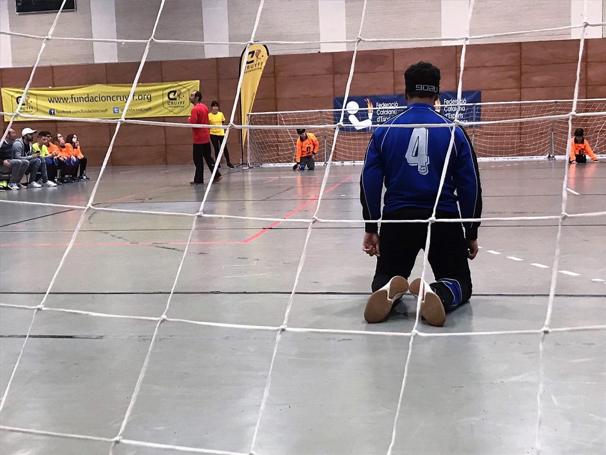 Porter en un partit del XVI Campionat de Goalball Inclusiu per a Centres Educatius Fundació Cruyff al Poliesportiu ONCE Catalunya.