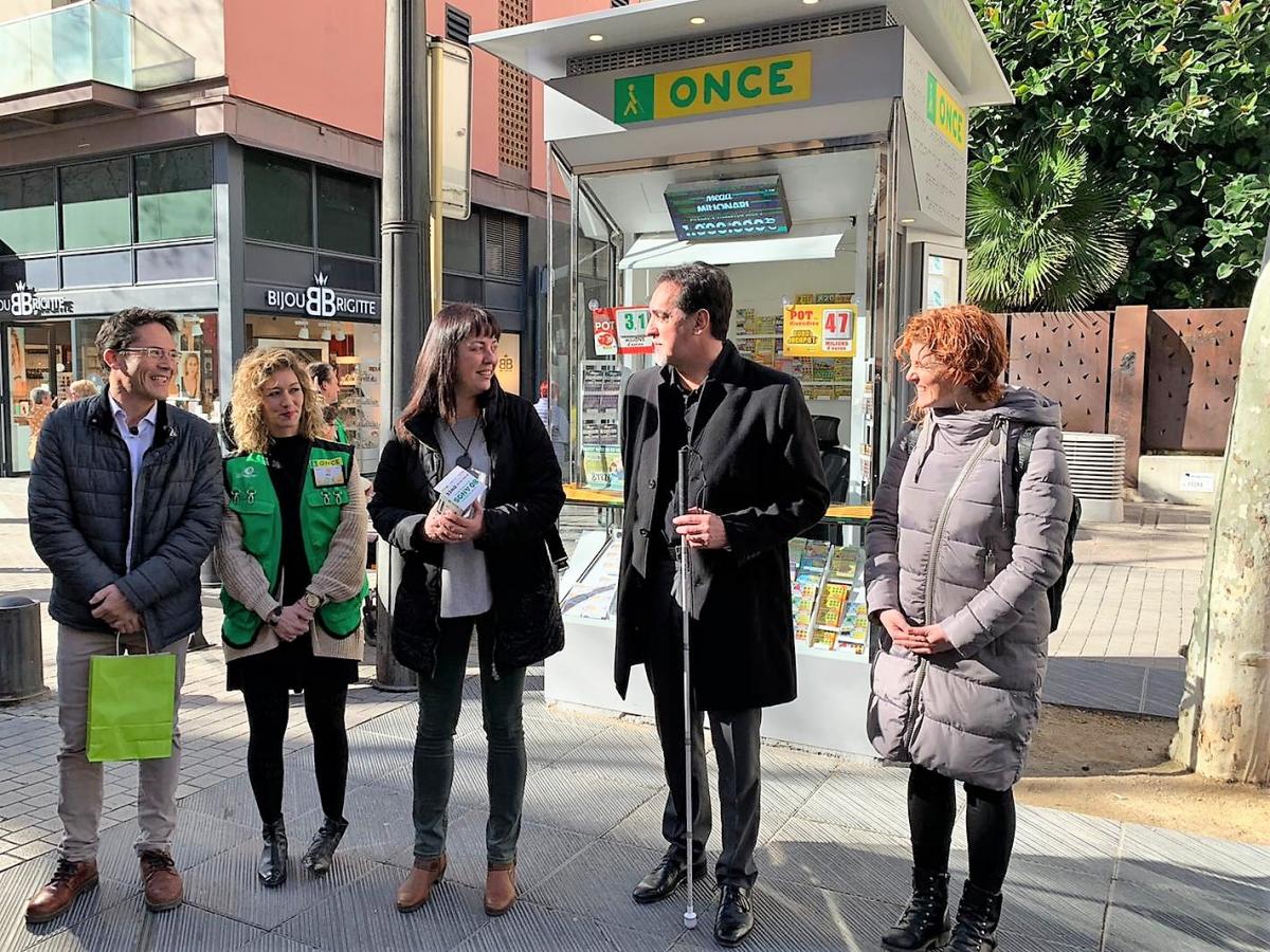 L’acte va comptar amb la participació d’Olga Arnau, alcaldessa de Vilanova i La Geltrú; Enric Botí, delegat territorial de l’ONCE a Catalunya; Genís Martos, director de l’ONCE a Vilanova i la Geltrú i la venedora dels productes de joc de l’Organització, Mar Ortega.