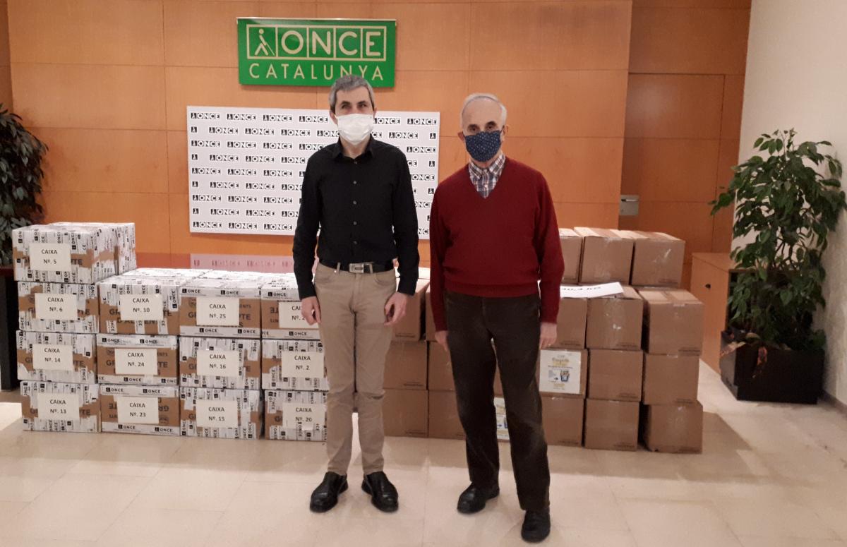 I a Girona, Francisco Rodríguez, director de l’agència de l’ONCE a Girona, va lliurar a Joan Jorbà, vicepresident del Banc dels Aliments a Girona, els gairebé 1.200 quilos d’aliments recollits a l’agència de l’ONCE a Girona.