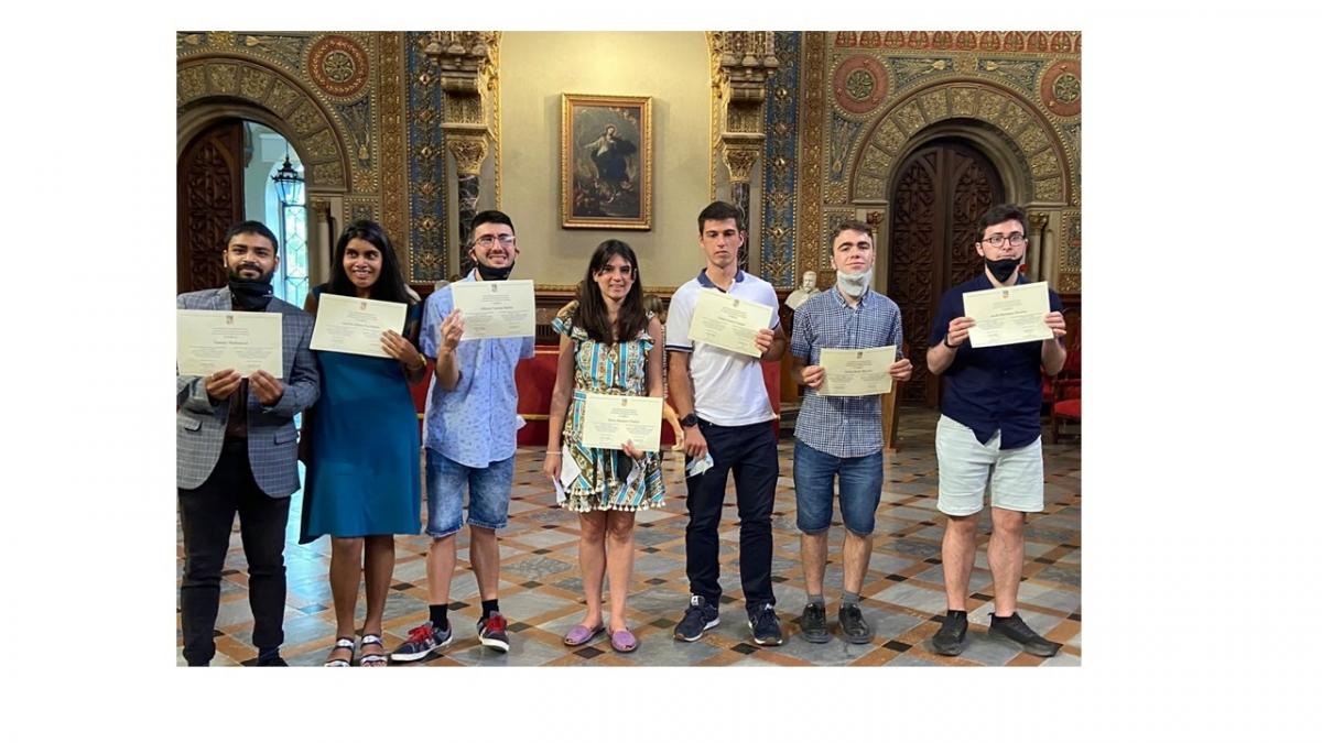 Foto del grup  d'estudiants que es va graduar, al paraninf de la Universitat de Barcelona, a principis de juliol.