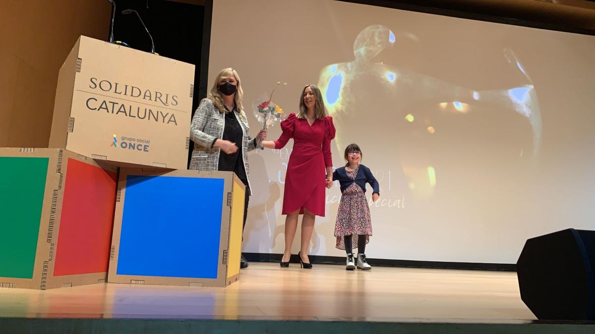L’acte va estar presidit per Violant Cervera, consellera de Drets Socials de la Generalitat.  A la foto, la Valentina, una nena afiliada, li va regalar un ram de flors. 