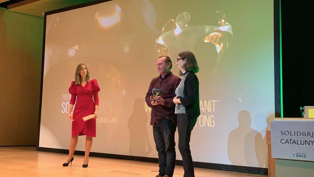 Eulàlia Mas, directora, i Jordi Balot, president de la Federació Catalana de Voluntariat Social, recullen el premi.