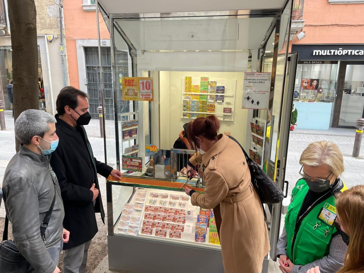 L'lacaldessa de Girona, Marta Madrenas, talla la cinta per inaugurar el nou quiosc de l'ONCE al carrer Santa Clara, 33, de la ciutat