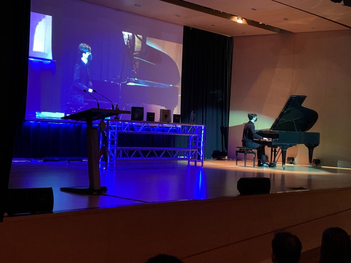 La gala va estar amenitzada per Guillem León, que va interpretar Preludi der Serguéi Rachmaninoff i dos peçes de Manuel de Falla: Cubana i Andaluza.