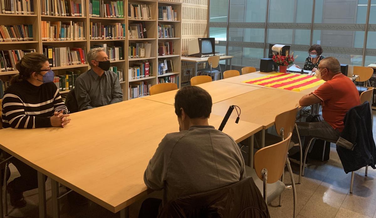 Divendres 22 d’abril  la Biblioteca de l’ONCE Catalunya va acollir una sessió de lectura en braille online i presencial amb Llibres i roses, protagonistes de novel·les i poemes.