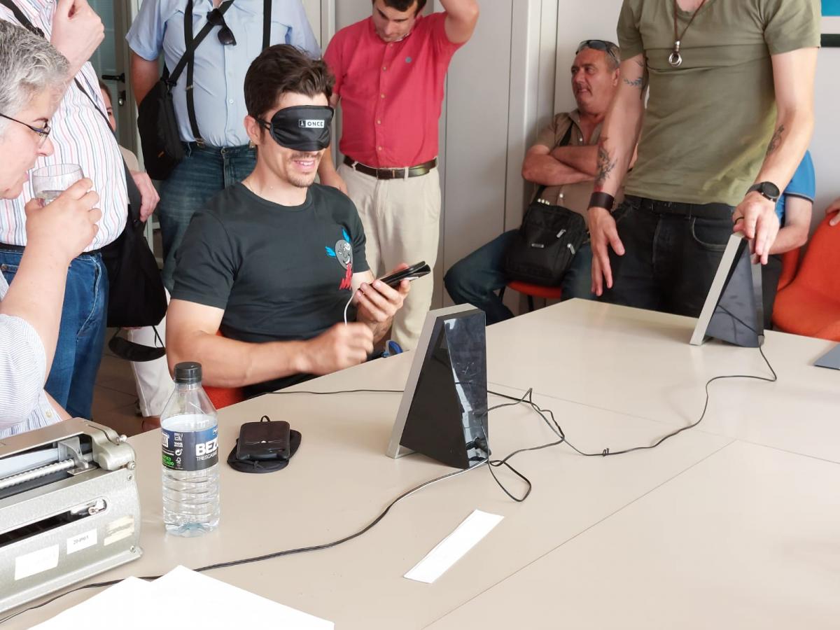 Maverick Viñales va jugar a un videojoc accessible a cegues amb conducció d’un vehicle a través del so.