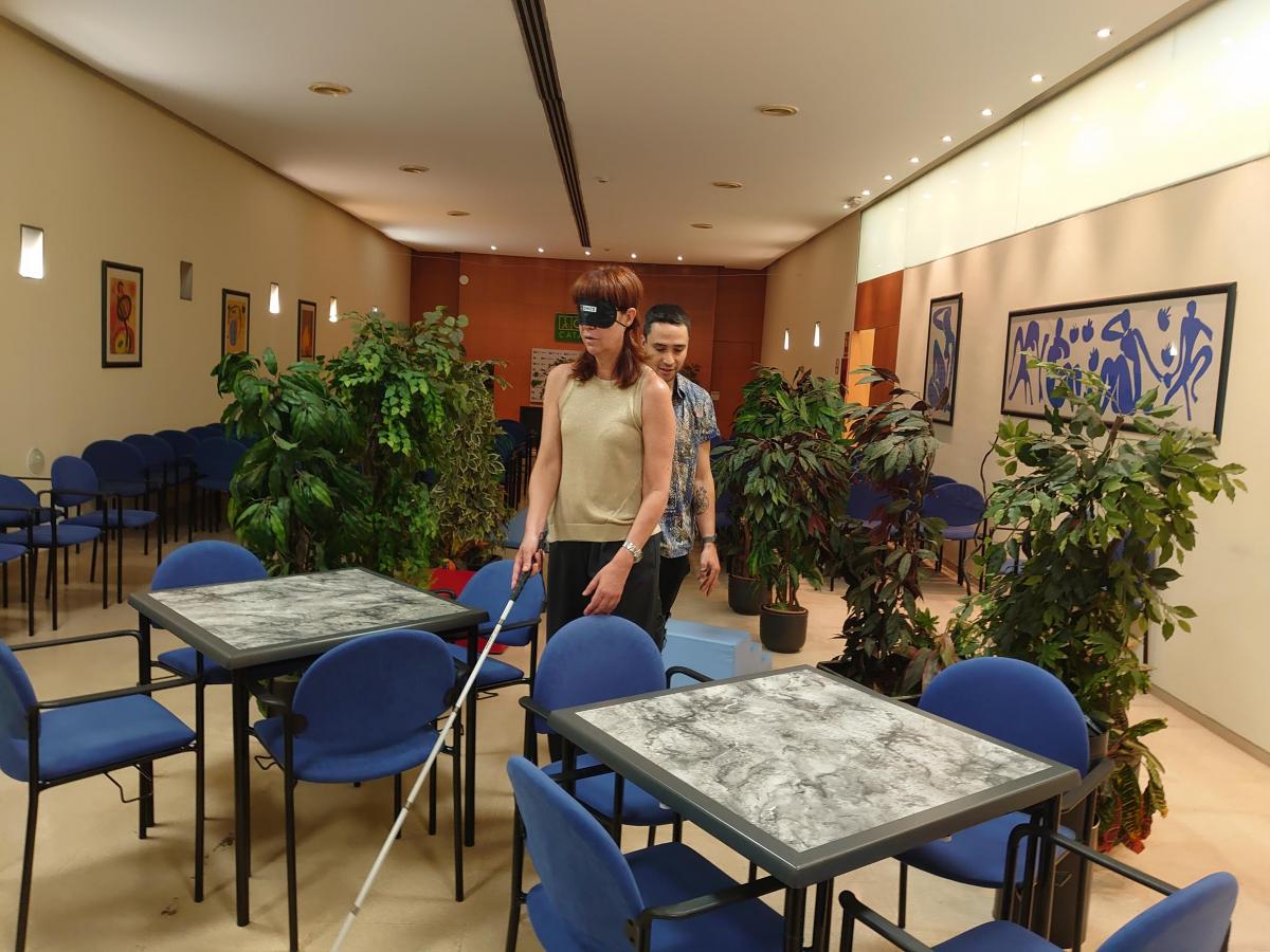 L’alcaldessa de Girona, Marta Madrenas, es va posar a la pell d’una persona cega per saber com és viure a cegues. Va practicar amb el bastó fent un circuit de mobilitat amb els ulls tapats.