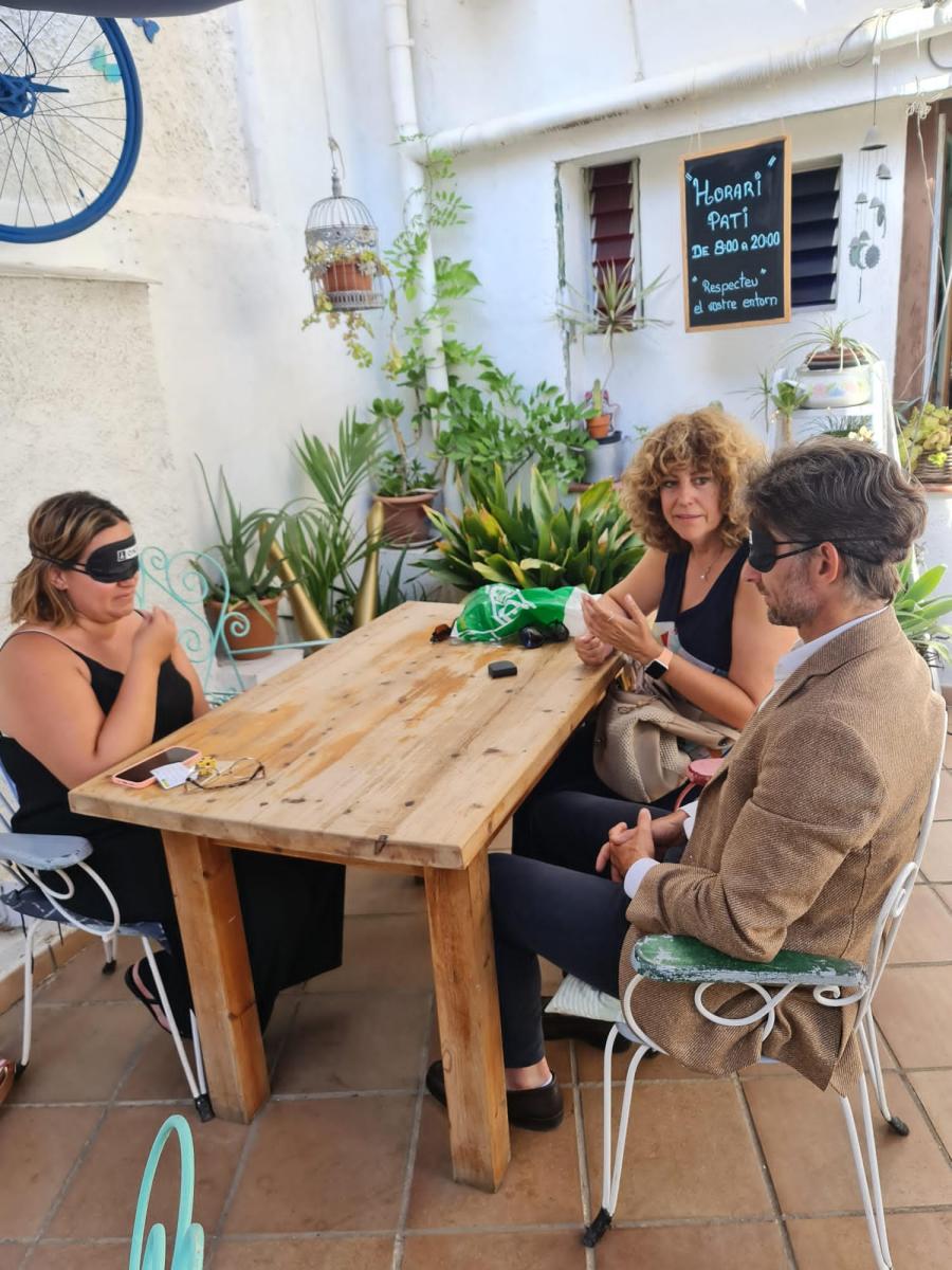Trobada amb l’alcalde, Xavier Paz, i la regidora Ainoa Garcia, que van conèixer de primera mà, amb els ulls tapats amb un antifaç, el dia a dia d’una persona cega, en diversos àmbits de la vida quotidiana, com fer un cafè.