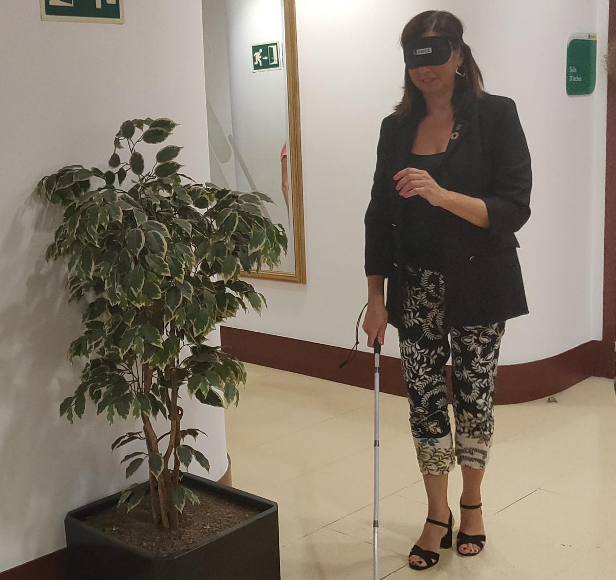 La regidora de Salut i Cicles de Vida de l’ajuntament de Sabadell, Sònia Sada, es va posar en la pell d’una persona cega amb antifaç i bastó per ‘veure’ els obstacles que una persona cega ha de superar en el seu dia a dia.