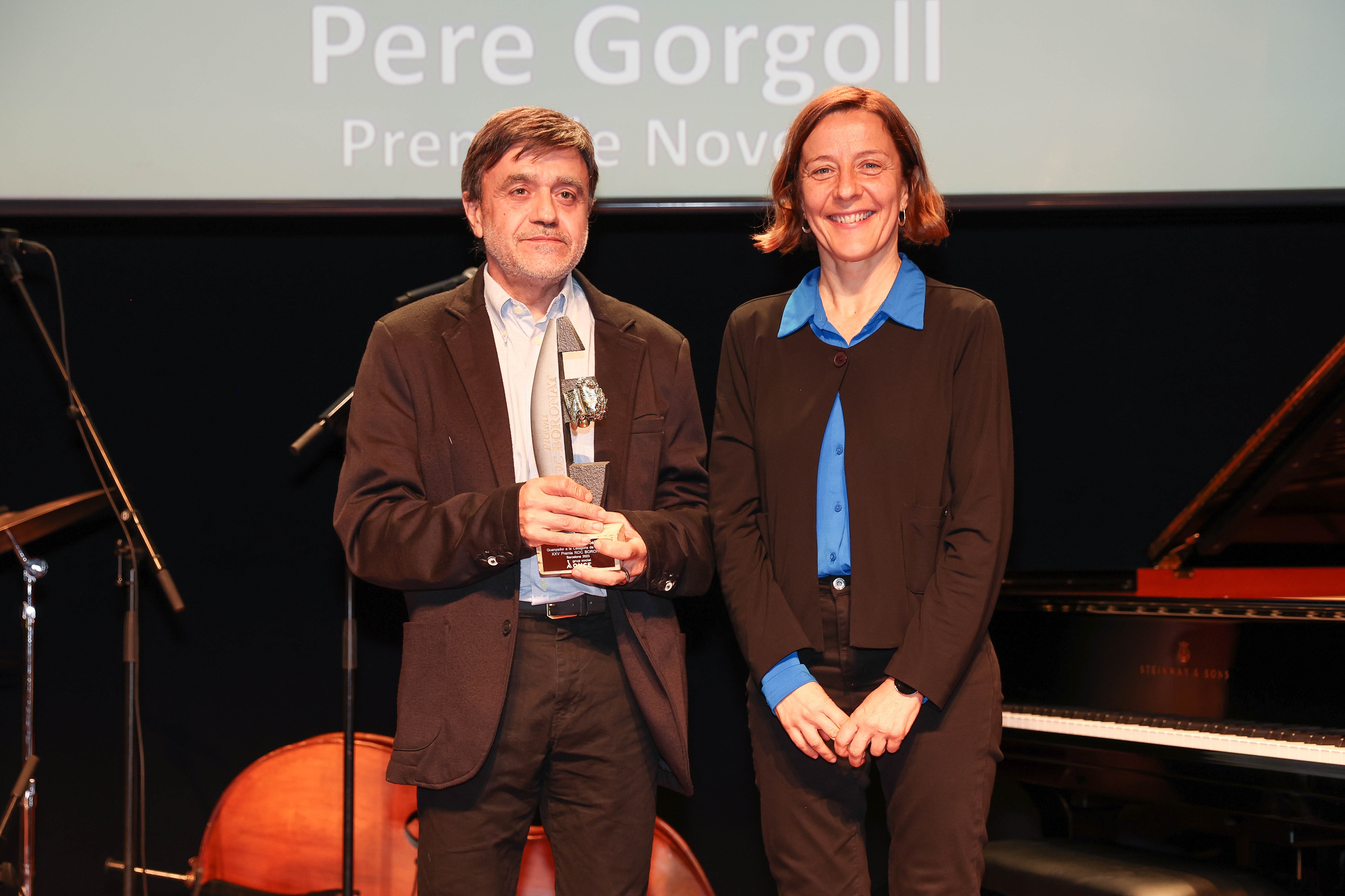 Imatge de Pere Gorgoll, guanyador del Concurs Roc Boronat, recollint el premi
