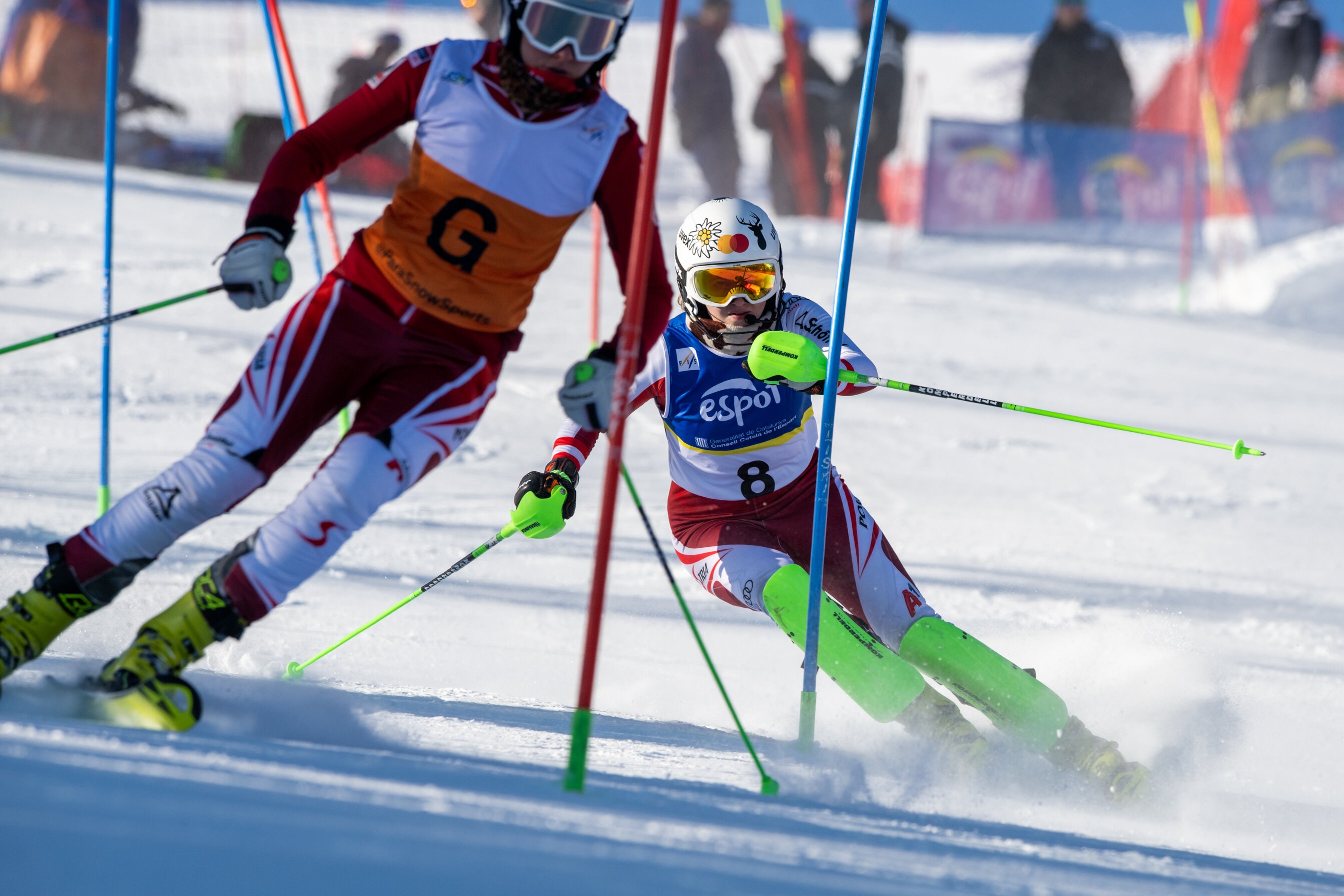 Imatge d'un esquiador amb discapacitat visual fent una baixada. juntamet amb el seu guia