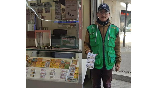 Imatge d'Oscar Rodrigo, venedor de l'ONCE, davant del seu quiosc a Cambrils