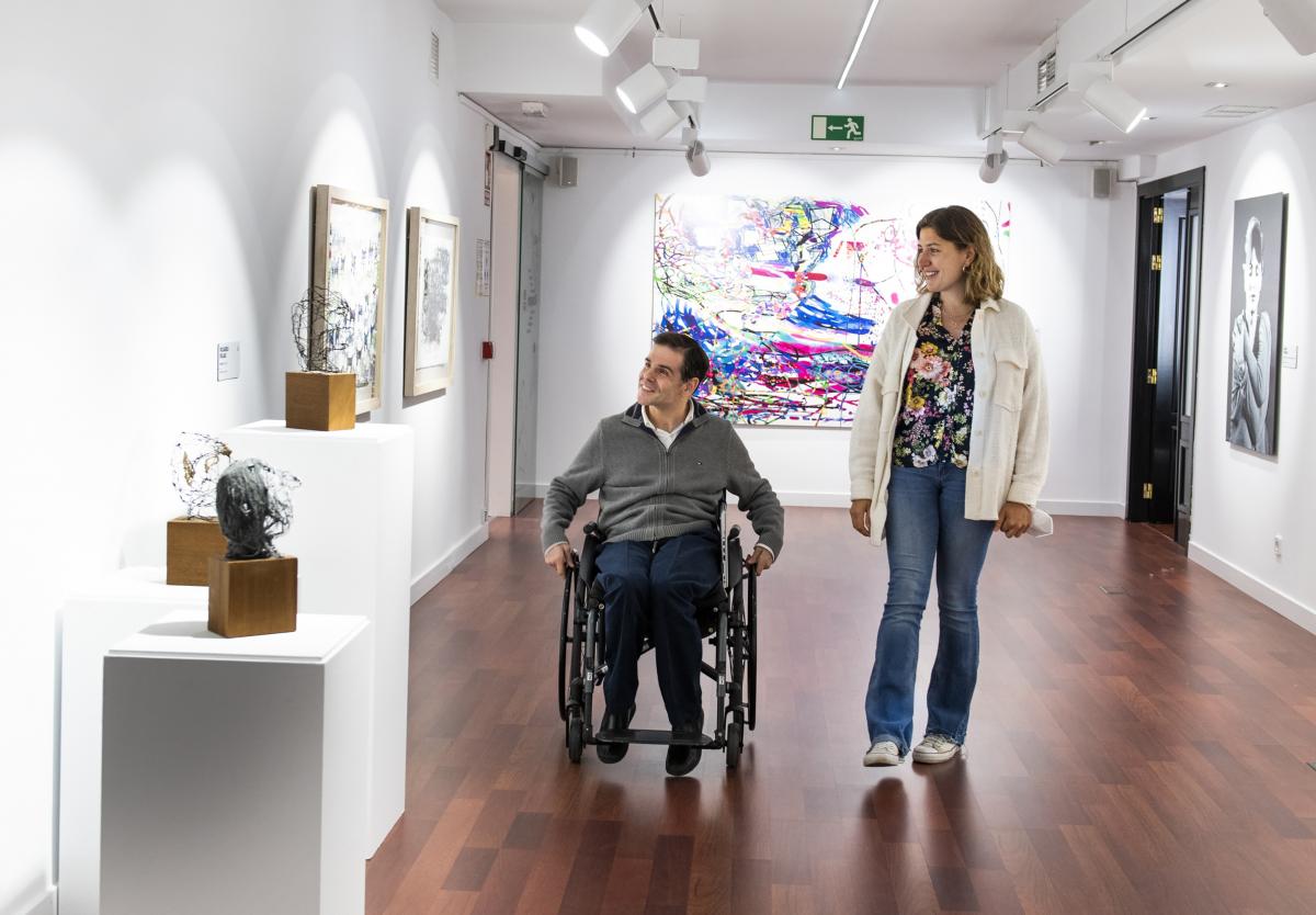 A Catalunya, Fundació ONCE van impulsar projectes que van arribar a 142 associacions i entitats., com aquesta sala d'art, accessible.