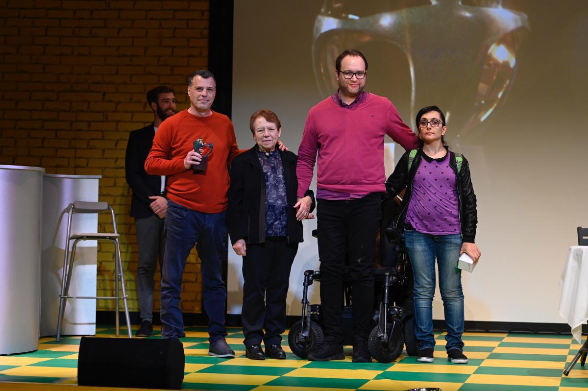 Carlos Valdivia, director del  Diari de la DisCapacitat , Mireia Guilera i Robert de Miguel Moyer, col·laboradors del diari, recollint el premi 