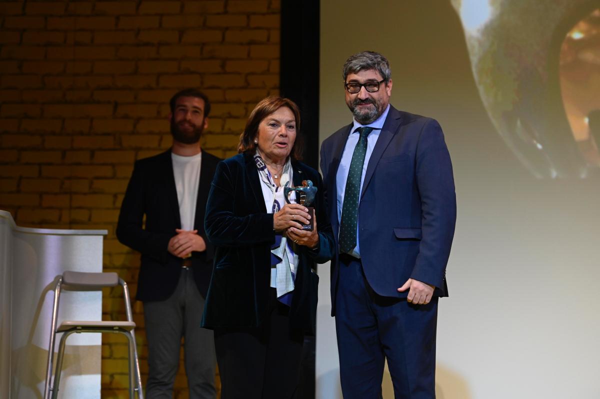  José Luis Pinto, vicepresident de l’ ONCEl, entregant el premi a Glòria Canals i Sans .