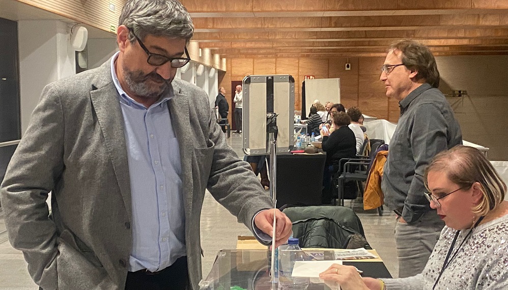 José Luis Pinto ejerciendo su voto en Barcelona