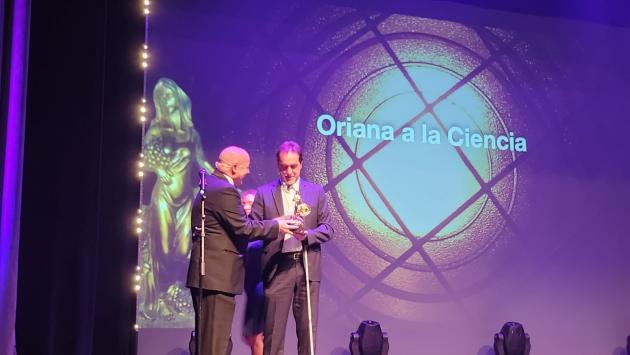 Imatge de l'entrega de premis dels Premis Oriana de Cinema 2022. Apareix Enric Botí dalt de l'escenari. 