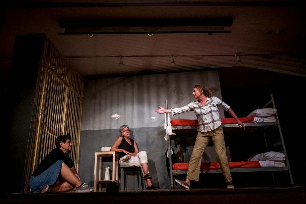 Tres integrants d'Amanida Teatre en una escena de 'Severa Vigilància'