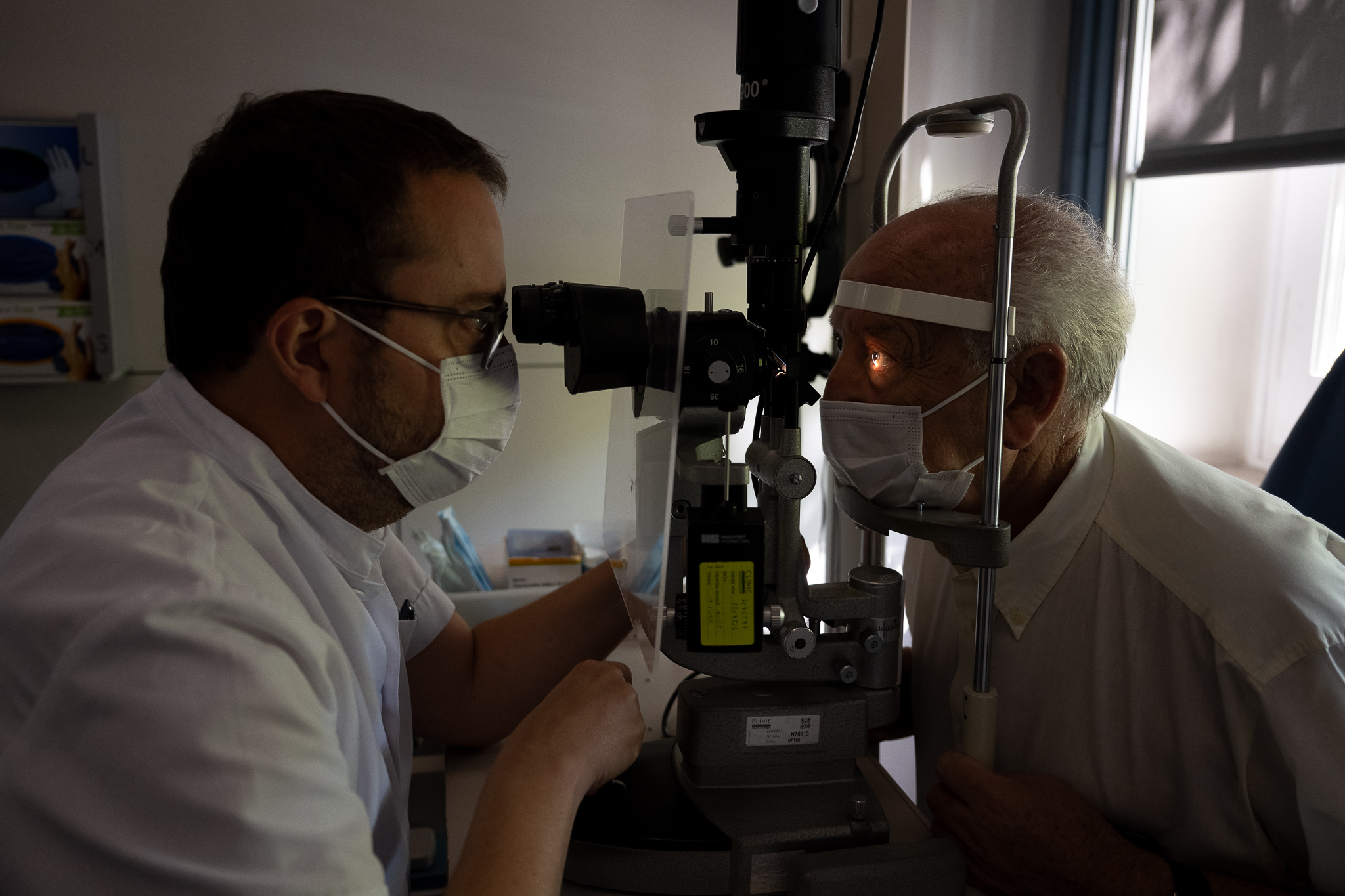 Pacient atès al servei d'oftalmologia de l'Hospital Clínic. Foto @franciscoavia