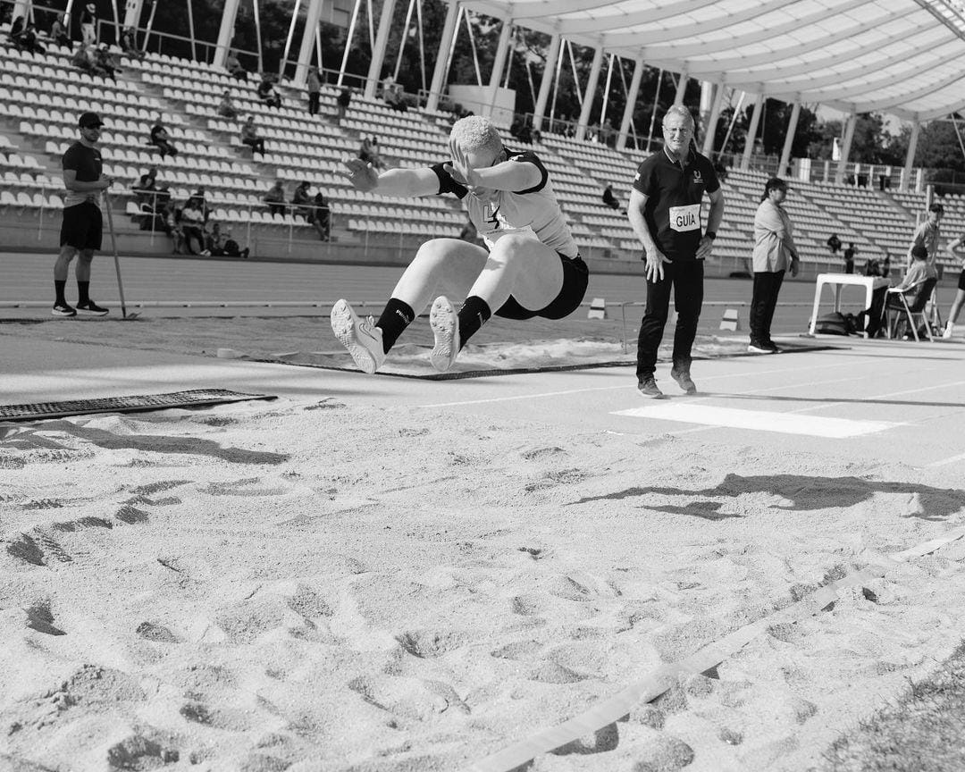 L'atleta Sydney Foukou en el seu salt.
