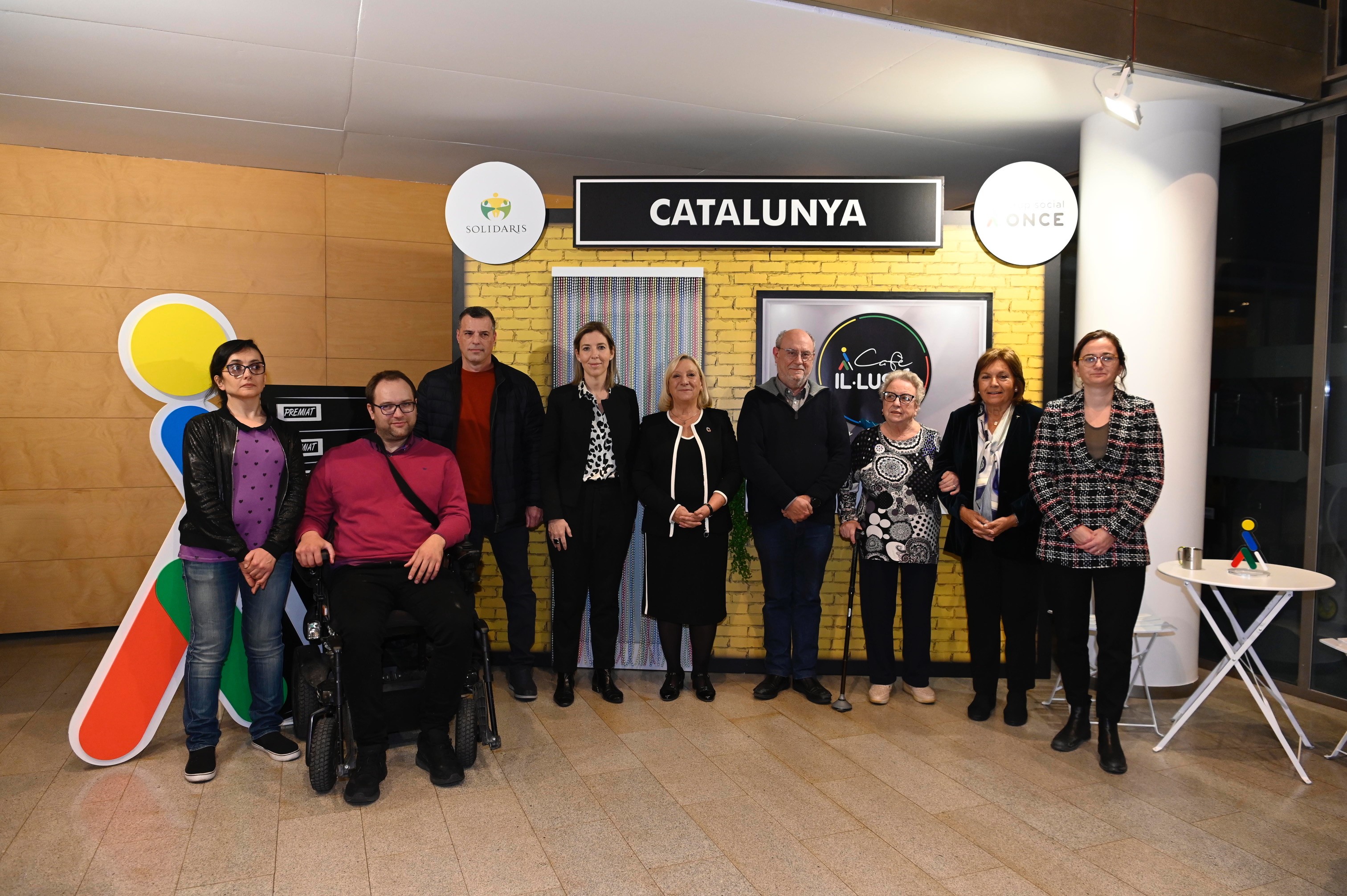 Foto de fanília amb els premiats dels Solidaris a Catalunya el 2022.