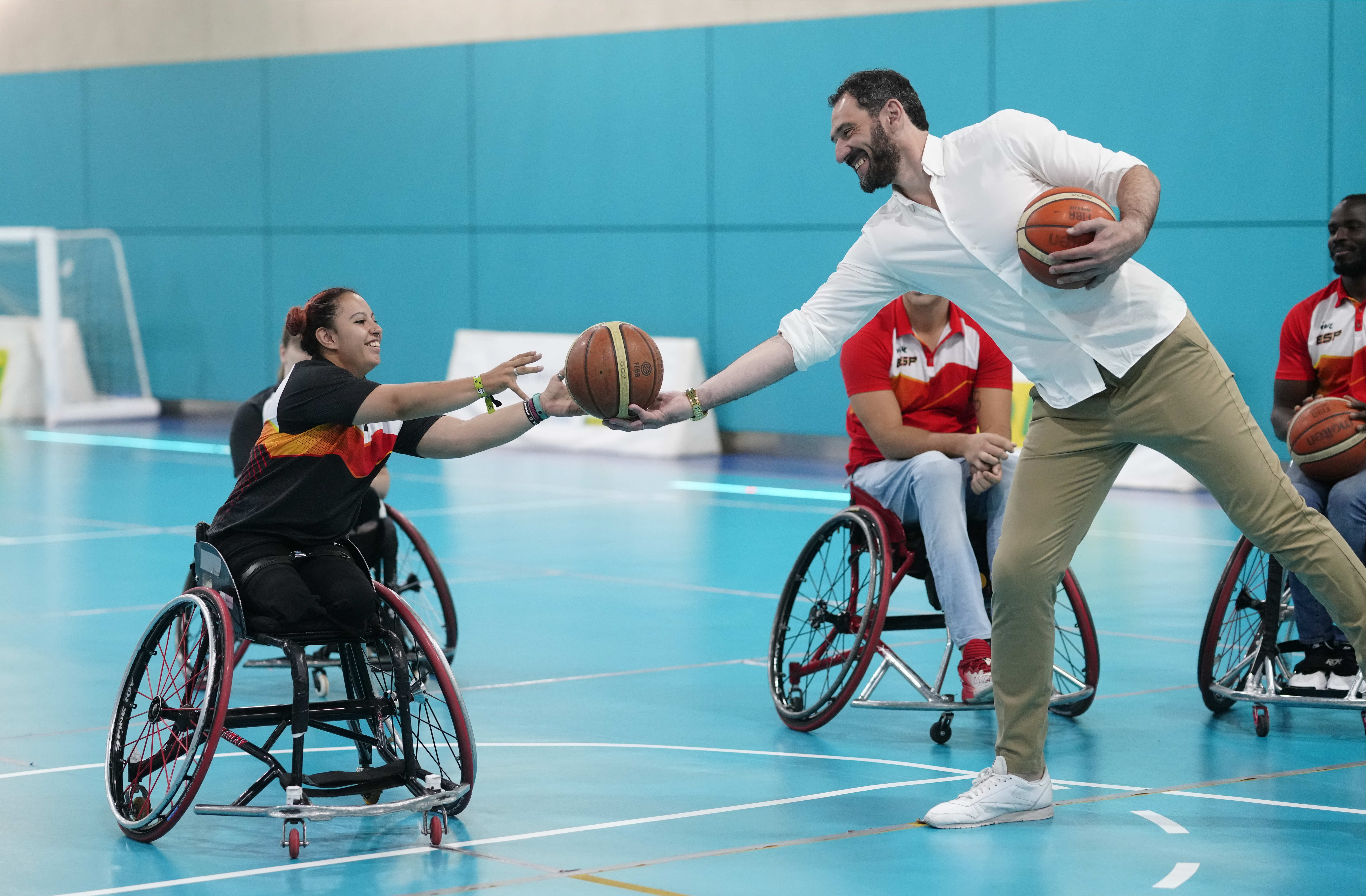 Garbajosa dona una pilota a una jugadora de bàsquet en cadira de rodes.