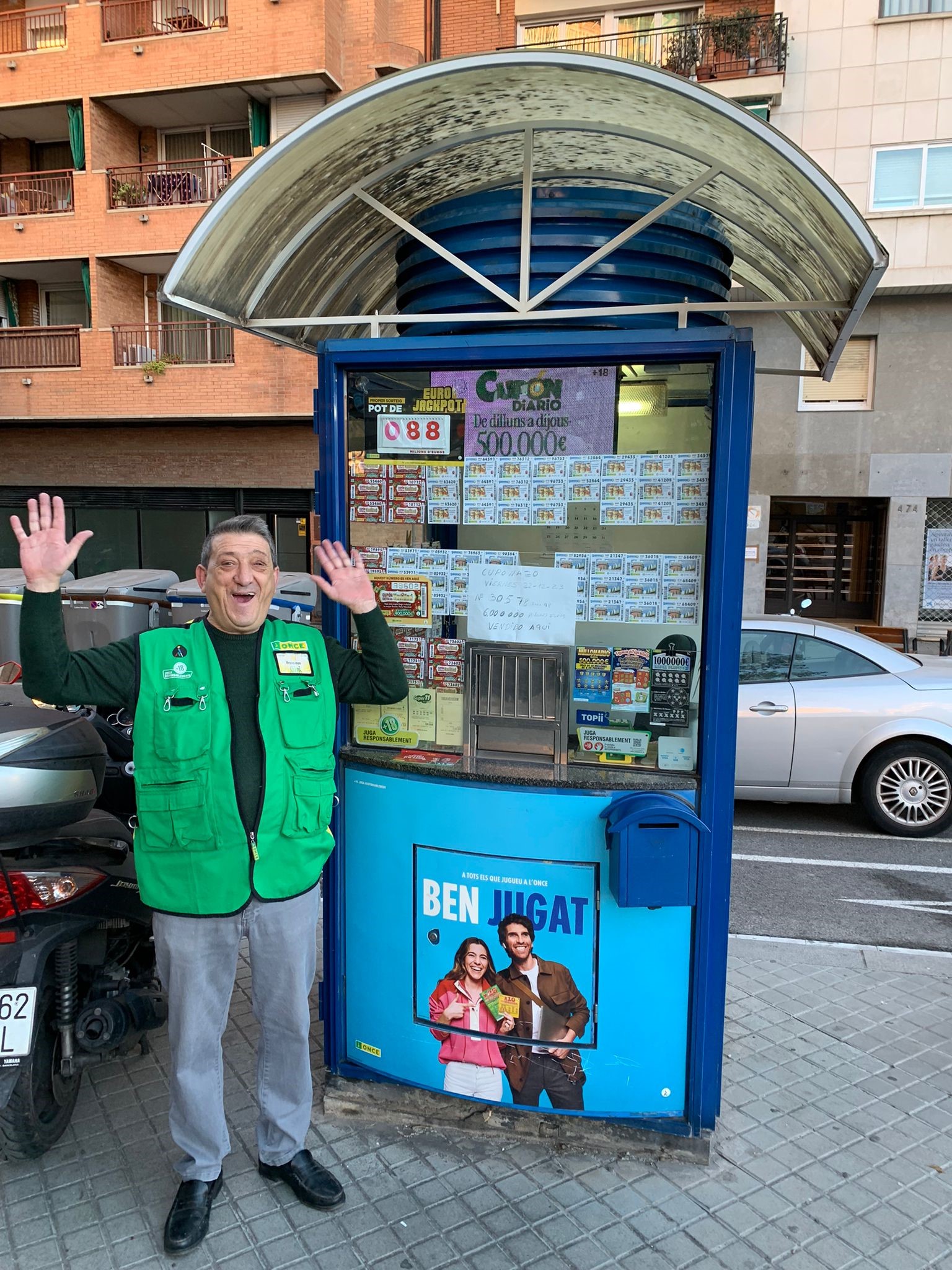 Francisco Santiesteban, agent venedor de la loteria social, responsable i segura de  l’Organització, a l'Avinguda Meridiana de Barcelona.