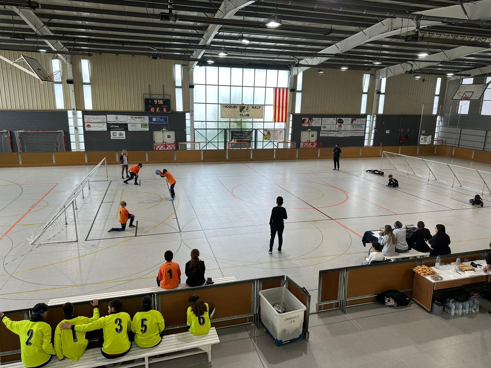 Imatge d'un partir del I Campionat Inclusiu de Goalball  per a escoles a Girona.