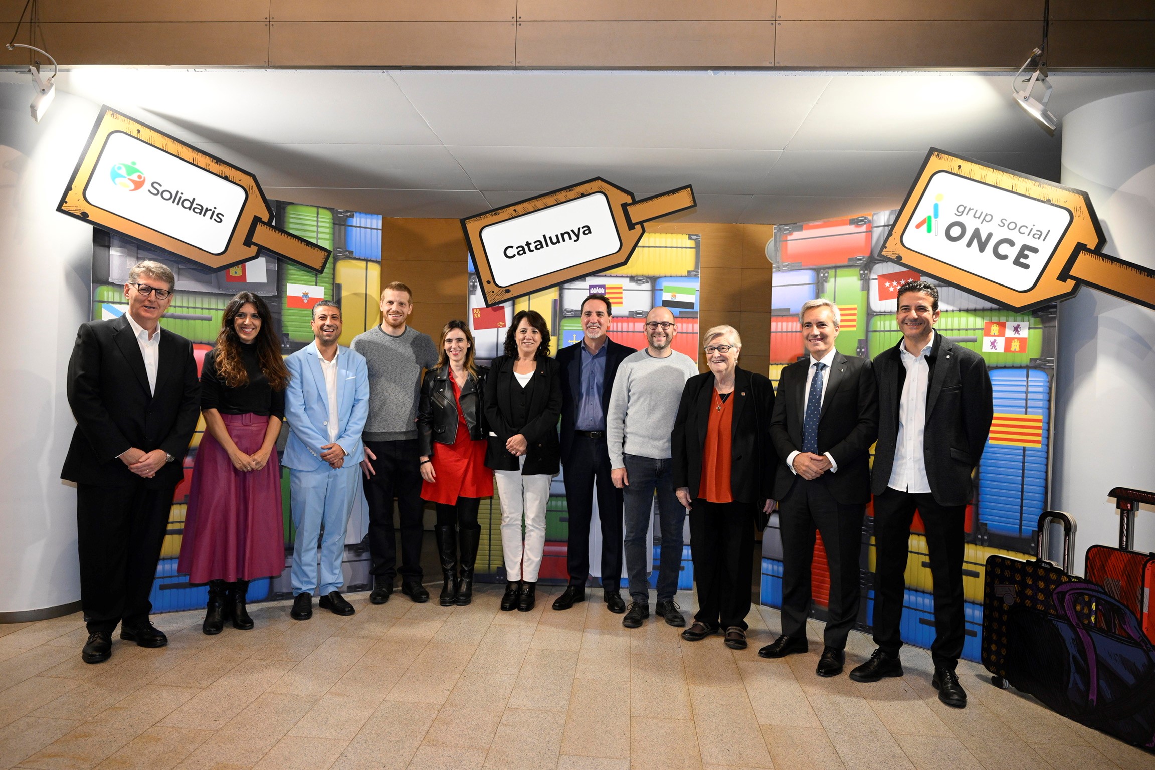 Guanyadors i premiats a la foto de família dels Solidaris ONCE Catalunya 2023.