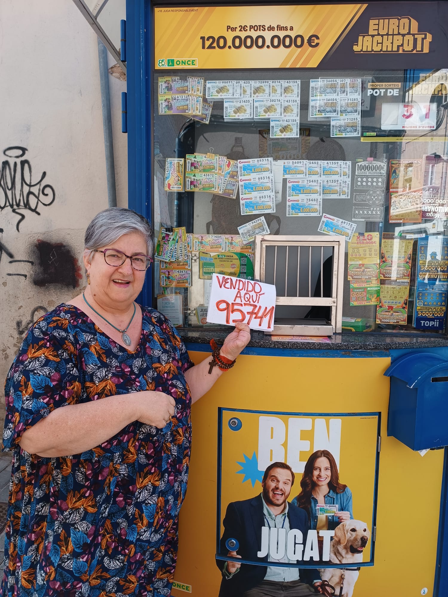 Maria Pilar Sánchez, des del seu quiosc situat al Carrer Baixada Sant Joan, 1, va vendre un cupó premiat amb el premi major, 500.000 euros, i vuit cupons premiats amb 35.000 euros cadascun.