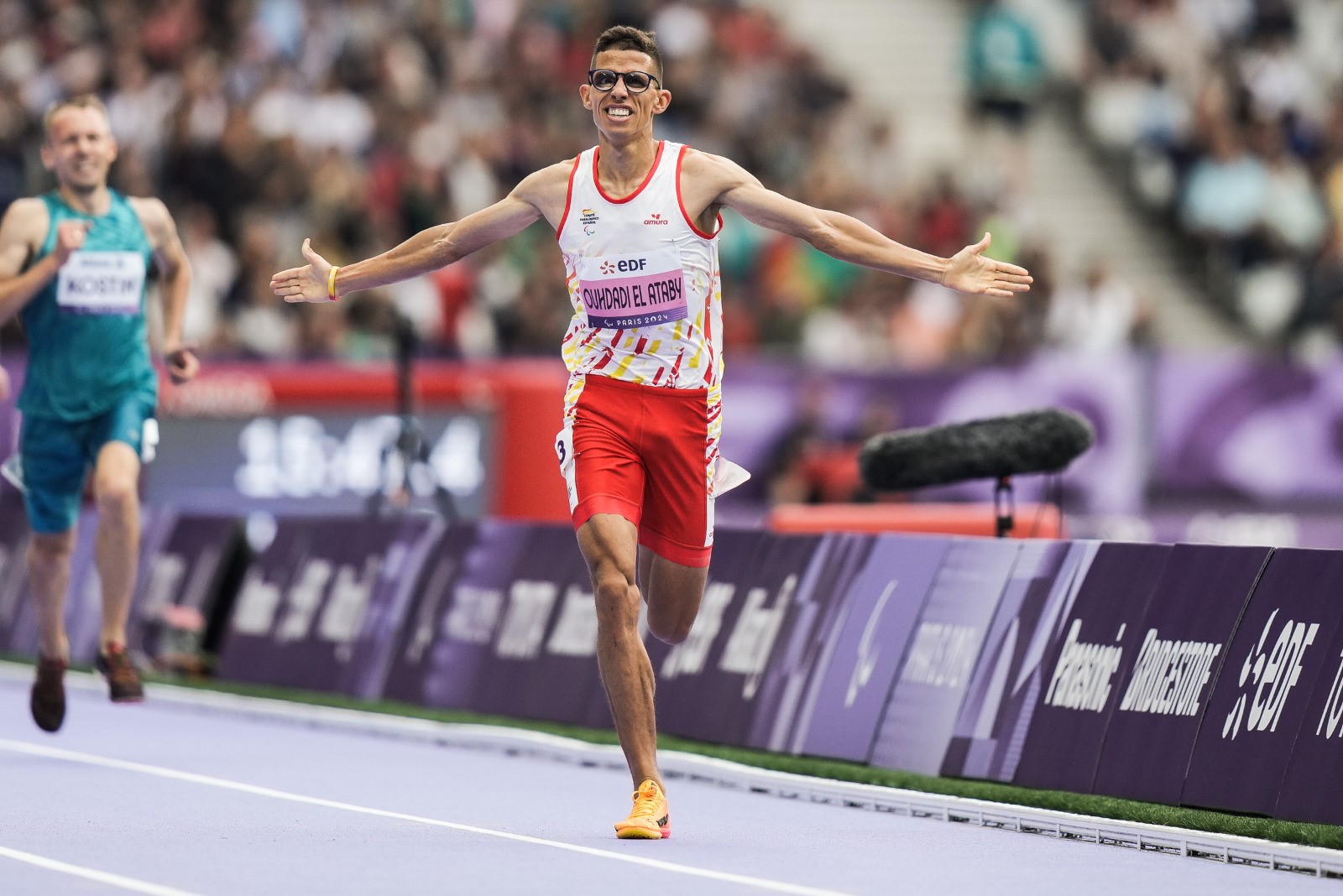 Yassine va aixecar els braços abans de creuar la recta final, on ho va festejar amb un gest d'efusivitat.