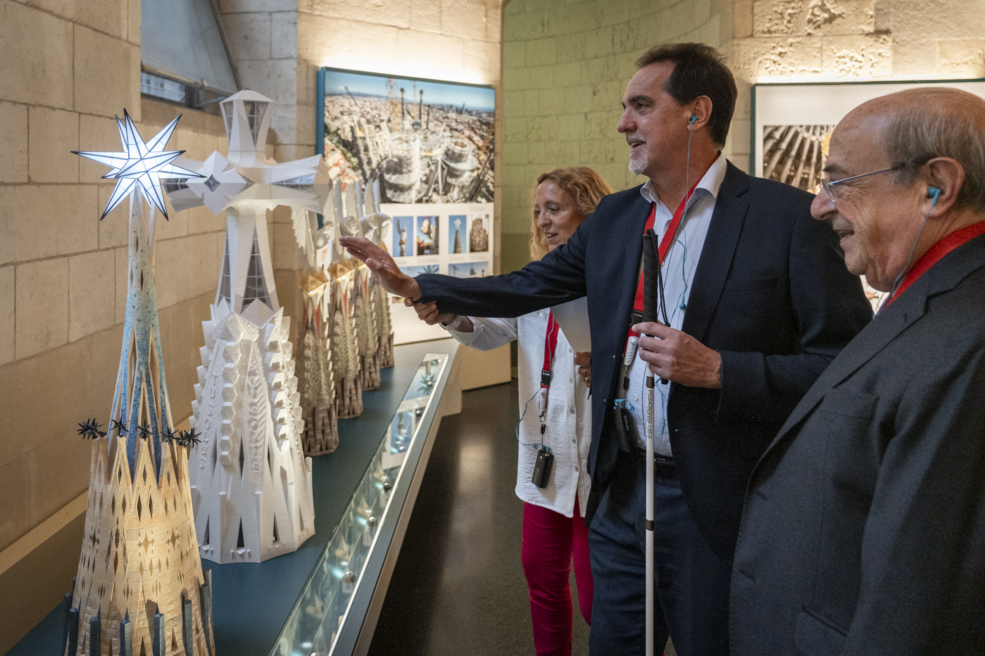 Enric Botí, delegat ONCE Catalunya, toca les maquestes amb les mans de les torres de la Sagrada Família.