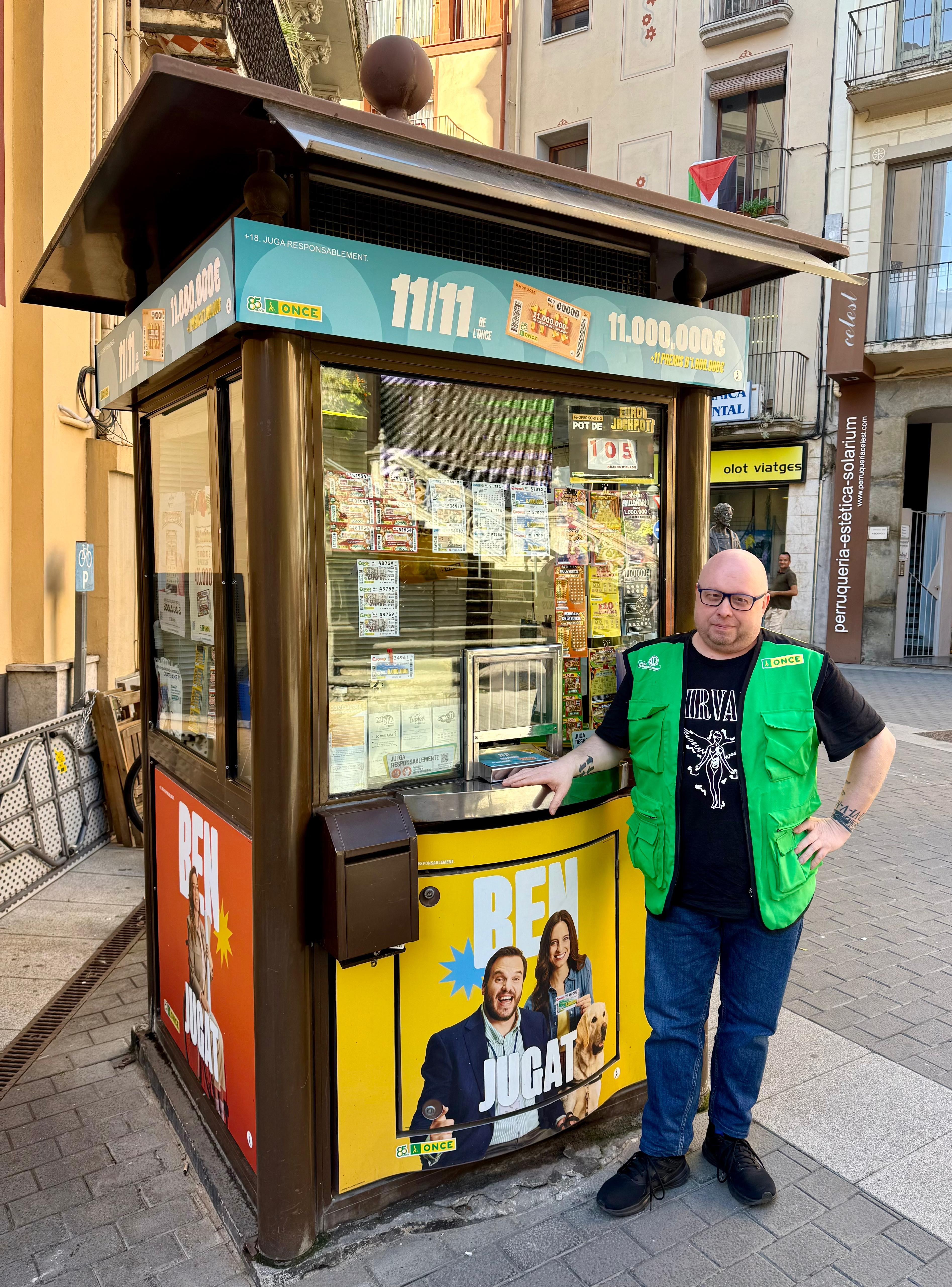 Gabriel Ángel Pérez, persona amb discapacitat com tots els venedors i venedores de l’ONCE, va ser l’encarregat de portar la sort a Olot amb la venda de 40 cupons premiat amb 40.000 euros.