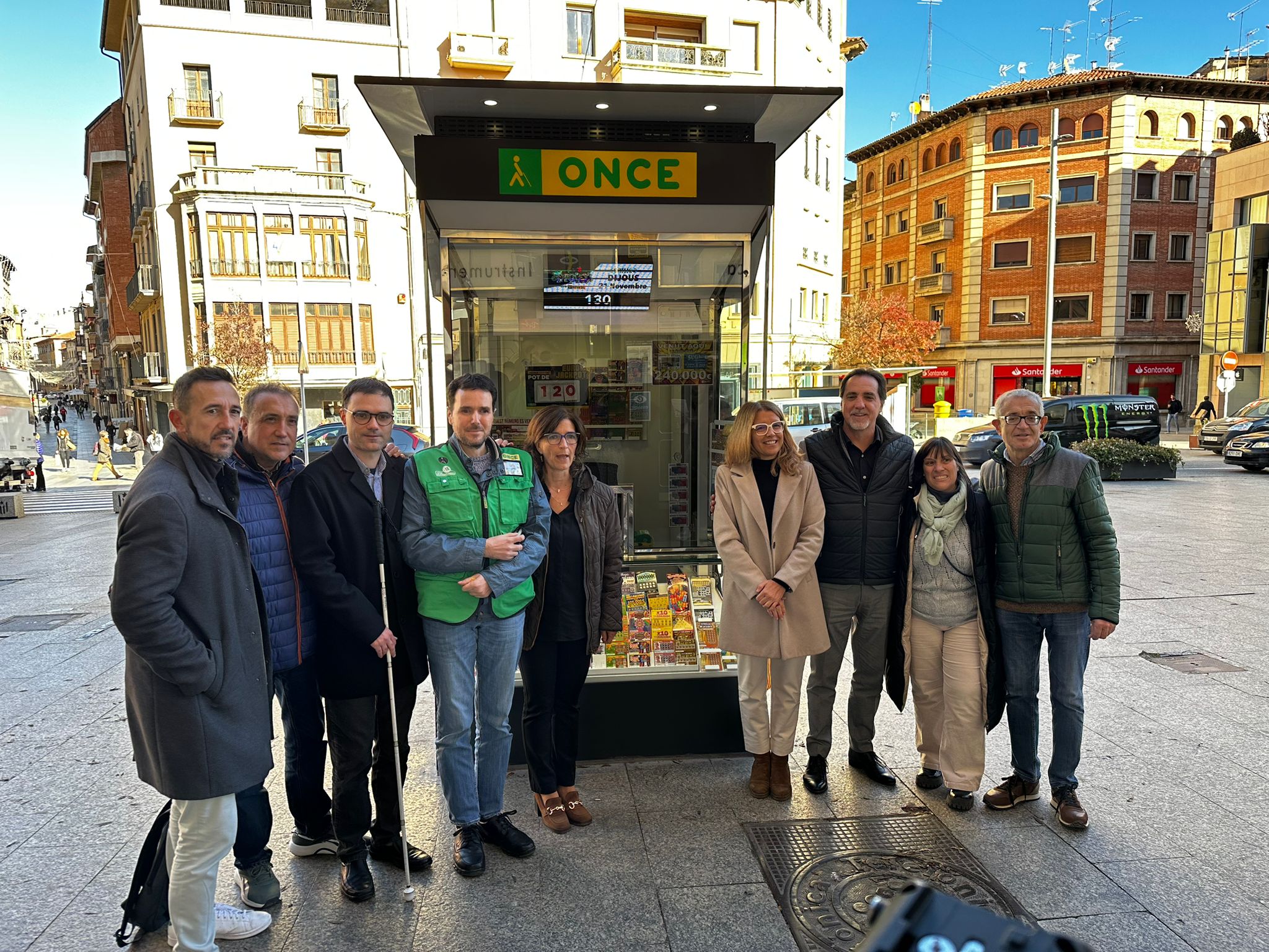 L’acte va comptar amb la participació de Núria Homs i  Bet Franquesa, tinentes d’alcaldia de l’Ajuntament de Vic; Enric Botí, delegat de l’ONCE a Catalunya; Xavier Omella, director de l’ONCE a Vic; i Guillem Arxè, venedor dels productes de joc de l’Organització d’aquest nou quiosc, a més de representants de la institució.