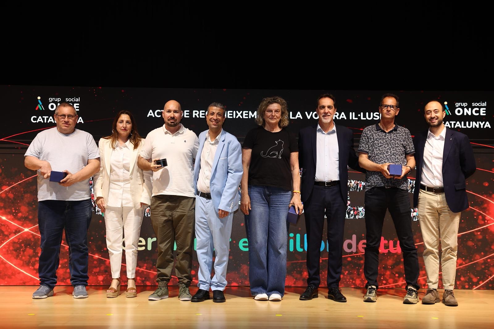 Els grups de treballadors i treballadores van pujar de quatre en quatre a recollir els seus rellotatges. A la imatge els acompanyen Enric Botí, David Bernardo, Dolors García i Jordi Fernández.