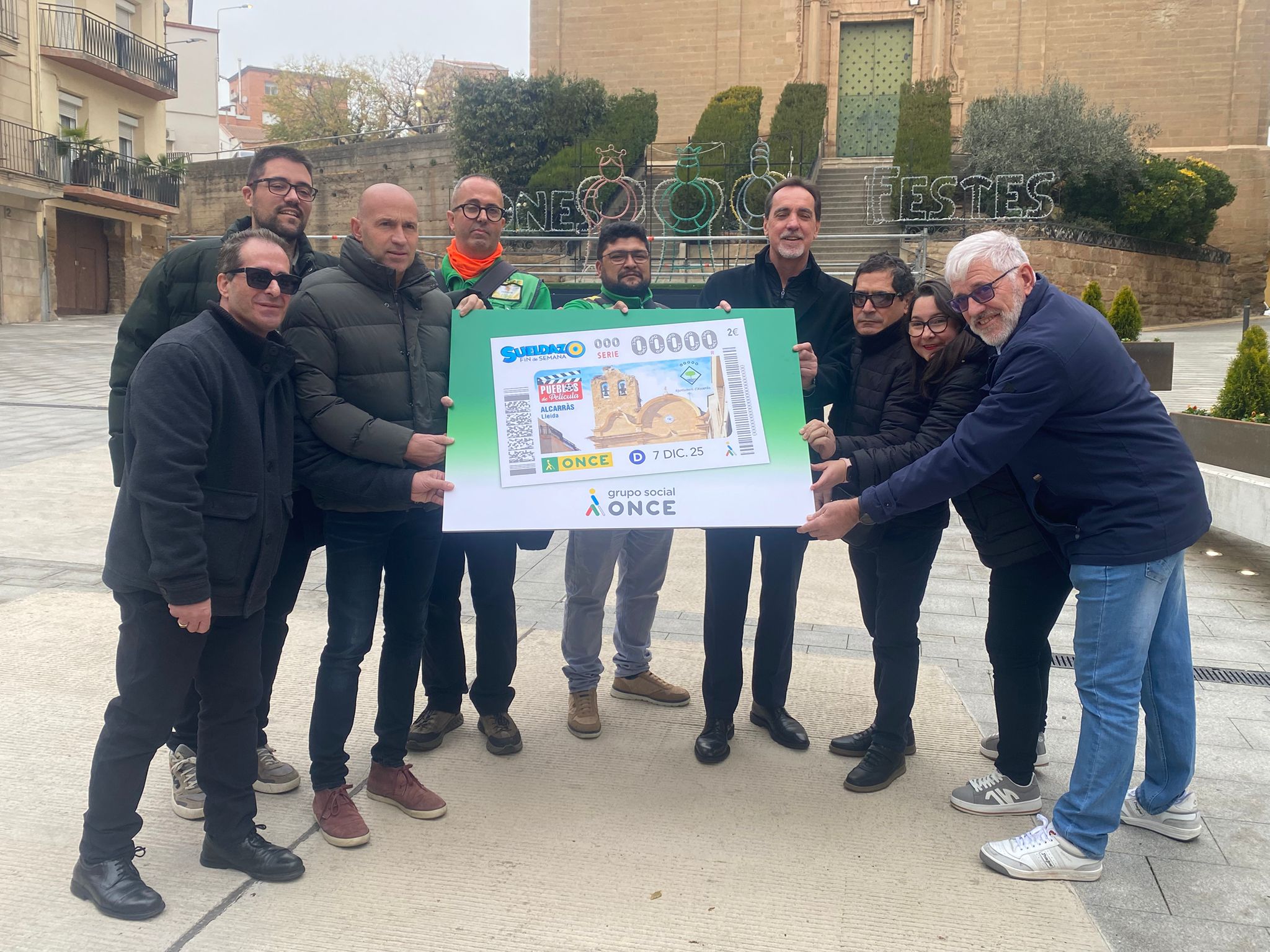 Foto de família de la presentació del cupó d'Alcarràs, a la plaça de l'Esglèsia.