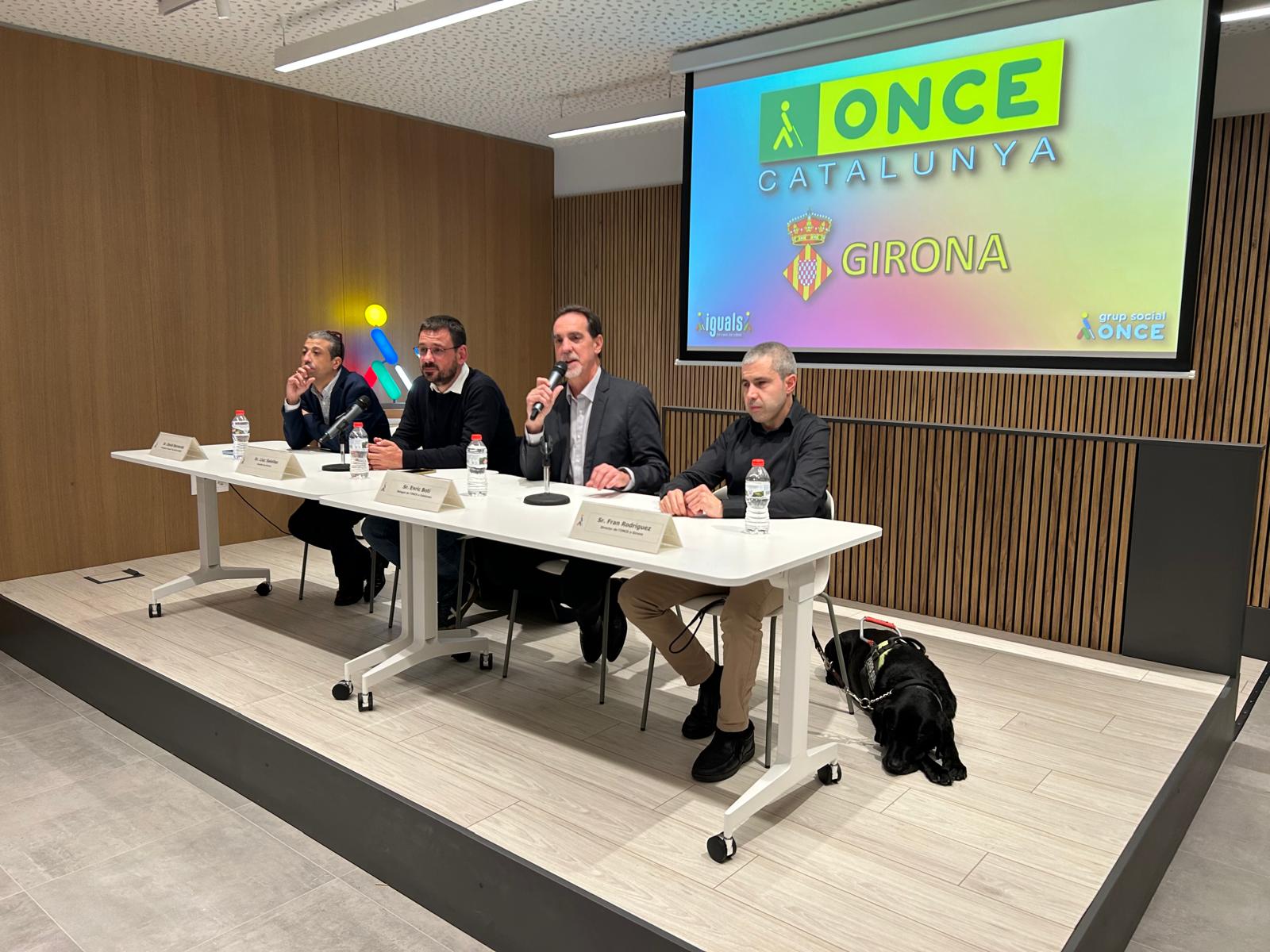 David Bernardo, Lluc Salellas, Enric Botí i Fran Rodríguez, a la sala d'actes de la remodelada Agència de l'ONCE a Girona.