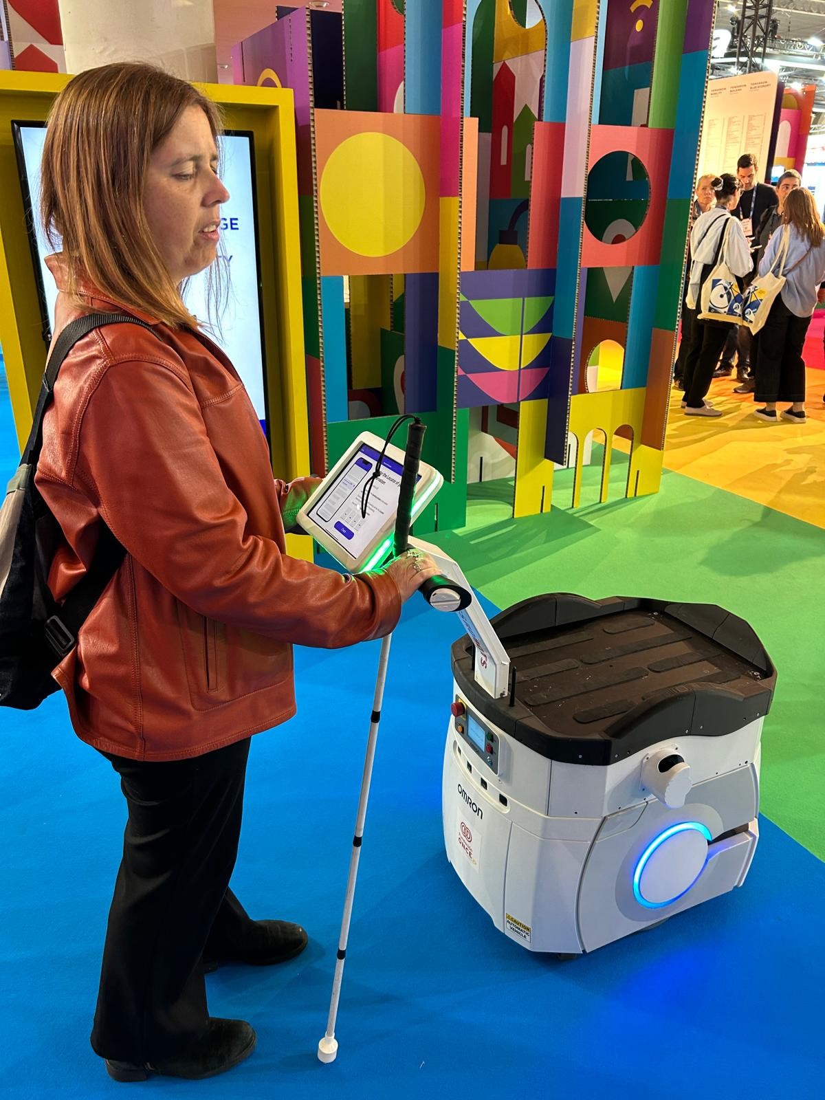 Anaïs Garcia,  cap d'Autonomia personal, Accessibilitat i Tecnologia d'ONCE Catalunya, i un grup d'afiliats i afiliades van provar el robot.