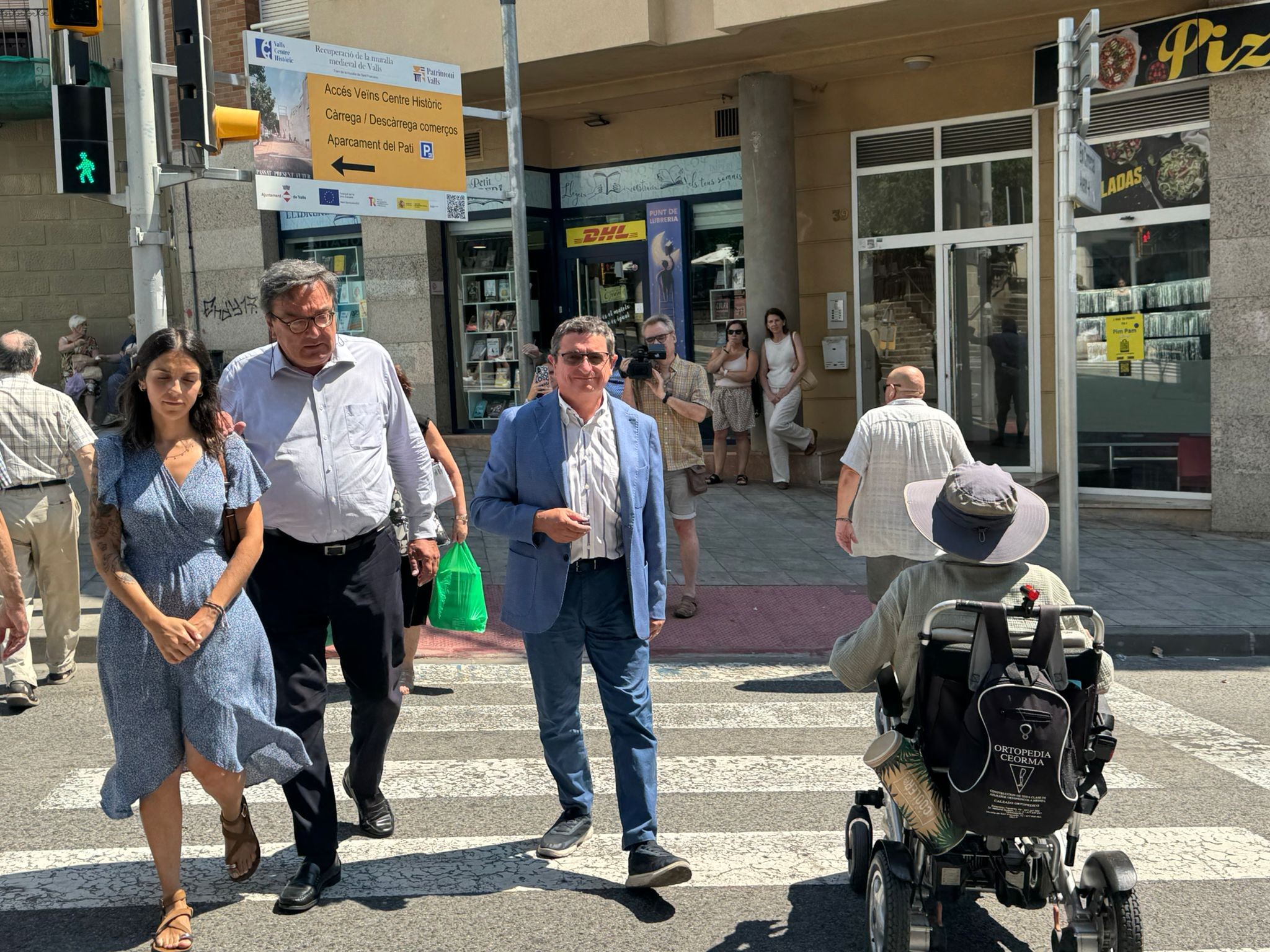 Josep Vilaseca, director de l’ONCE Tarragona, i Pau Tondo, regidor de mobilitat del l’Ajuntament de Valls, van participar dilluns 6 de juliol a la posada en marxa dels primers dispositius que s’han instal·lat als semàfors de la Font de la Manxa, del carrer Anselm Clavé i del carrer Santa Úrsula, a la carretera del Pla de Santa Maria.