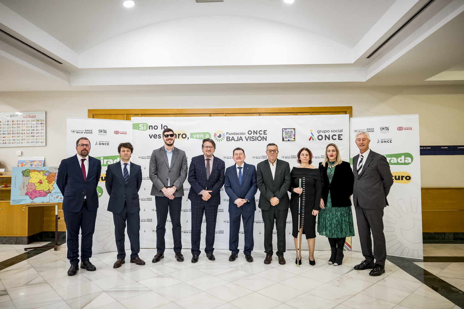 Foto de família de la presentació, entre els que hia el director general de l'ONCE, Àngel Sánchez;El president de la Fundació Barraquer, el doctor Rafael Ignacio Barraquer; José Luis Martínez Donoso, director general de la Fundació ONCE i Adonay Viera, gerent de la FOBV.