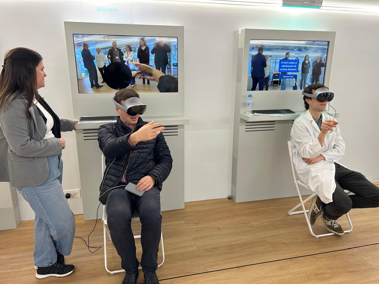 Dos professionals del Hospital de Bellviyge viuen una experiència immersiva de realitat mixta, que recrea diferents patologies oculars per a mostrar com la pèrdua de visió pot afectar activitats quotidianes. 