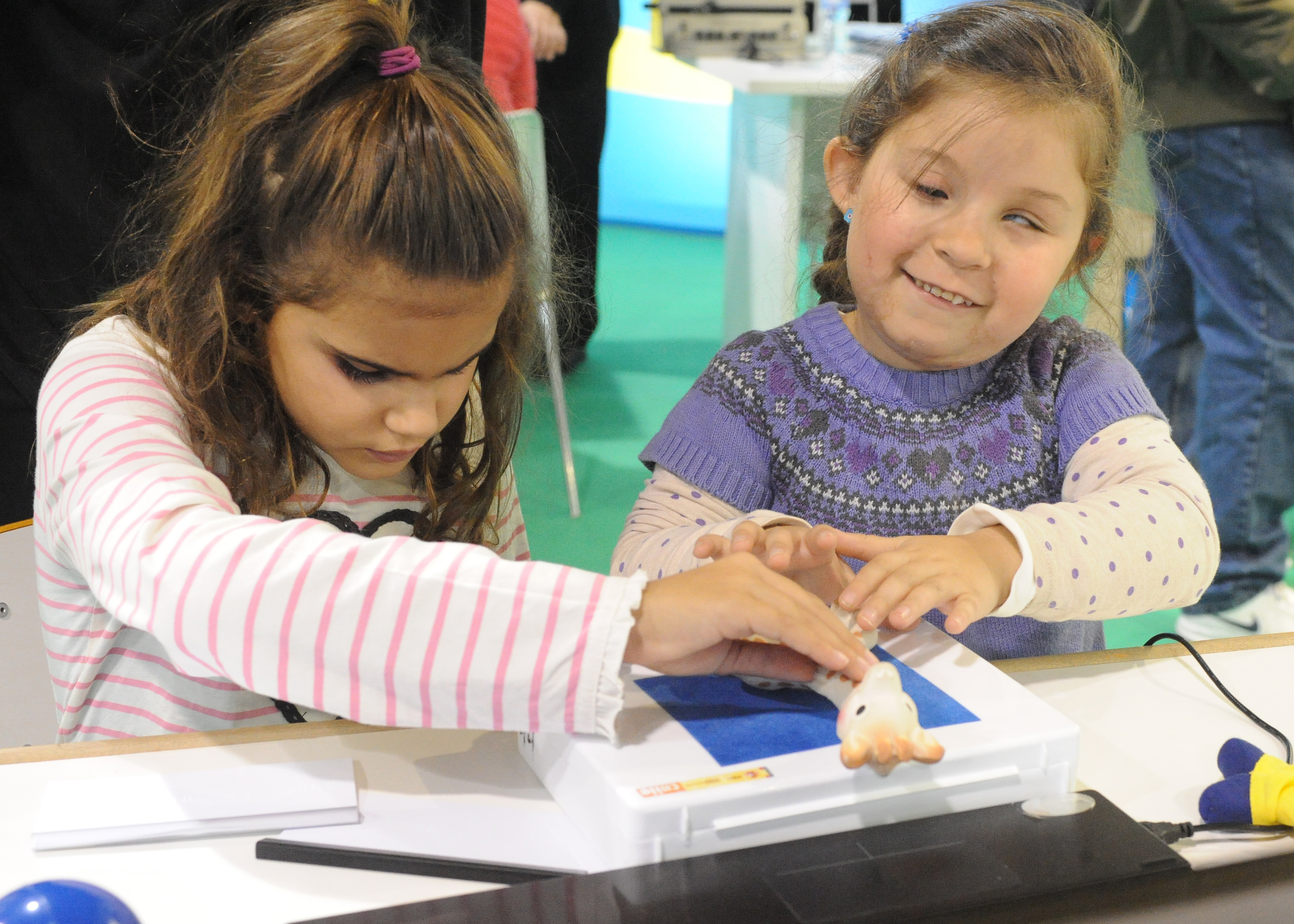Dues nenes cegues a l'aula amb material adaptat.