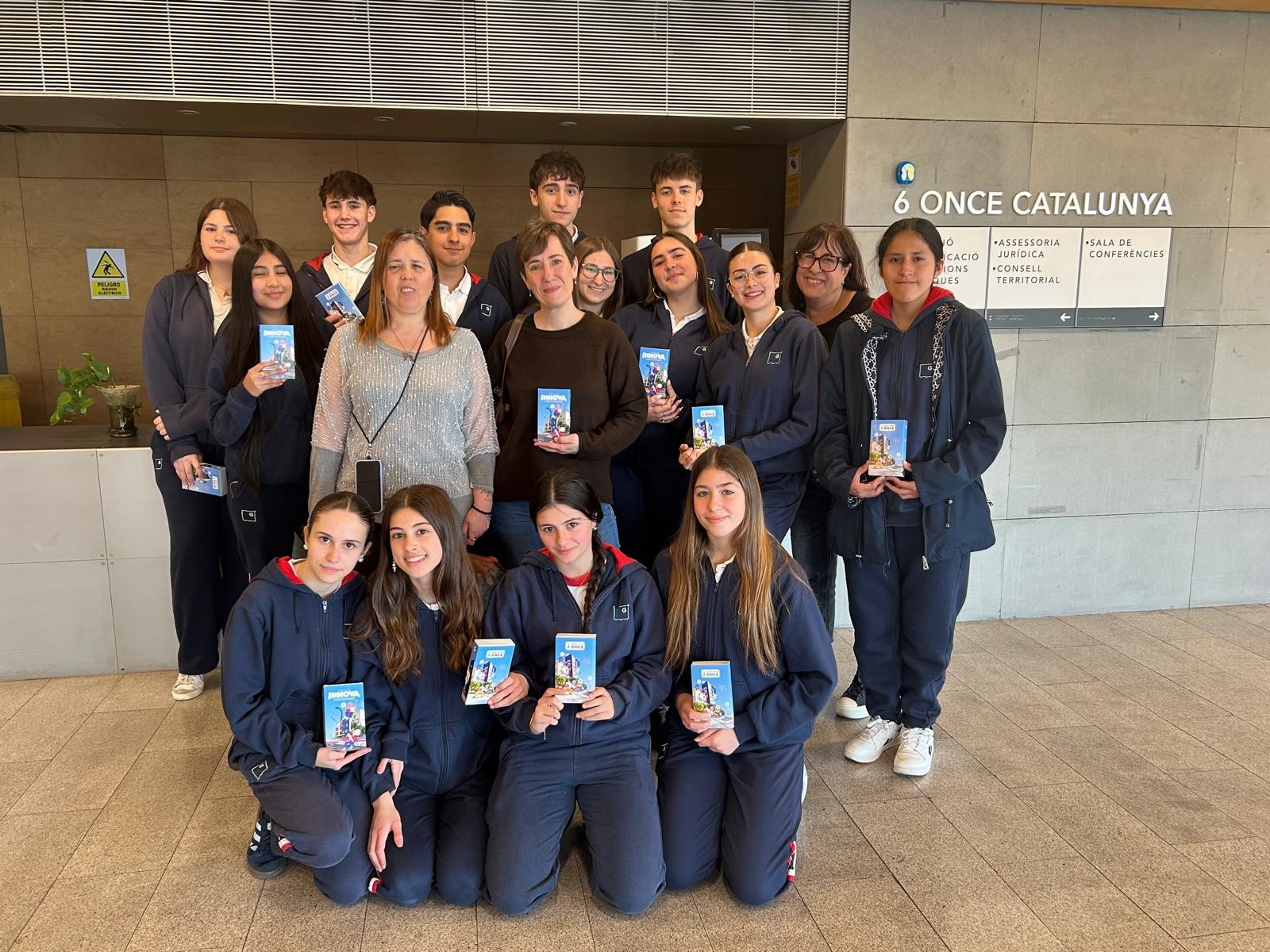 El col·legi ‘Sant Gabriel’ de Viladecans, ha estat guanyador a la categoria C del repte de febrer del 42 Concurs Escolar de l’ONCE. A la foto, alumnes de la classe, la seva mestra Maria Portero, la tutora Sílvia Panadés i la cap d'Autonomia Personal d'ONCE Catalunya, Anaïs Garcia.
