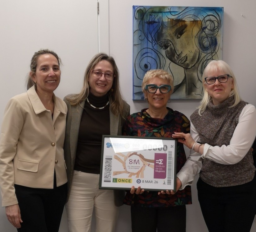María de la Sierra López, vicepresidenta segona del Consell Territorial de l’ONCE Catalunya, va lliurar a Alba García, directora de l'Institut de les Dones, una làmina emmarcada amb aquest cupó. Les van acompanyar, Dolors Luna, cap del departament per a Persones Afiliades de l’ONCE Catalunya; i Dolors Guiu, agent d’Igualtat d’ONCE Catalunya.