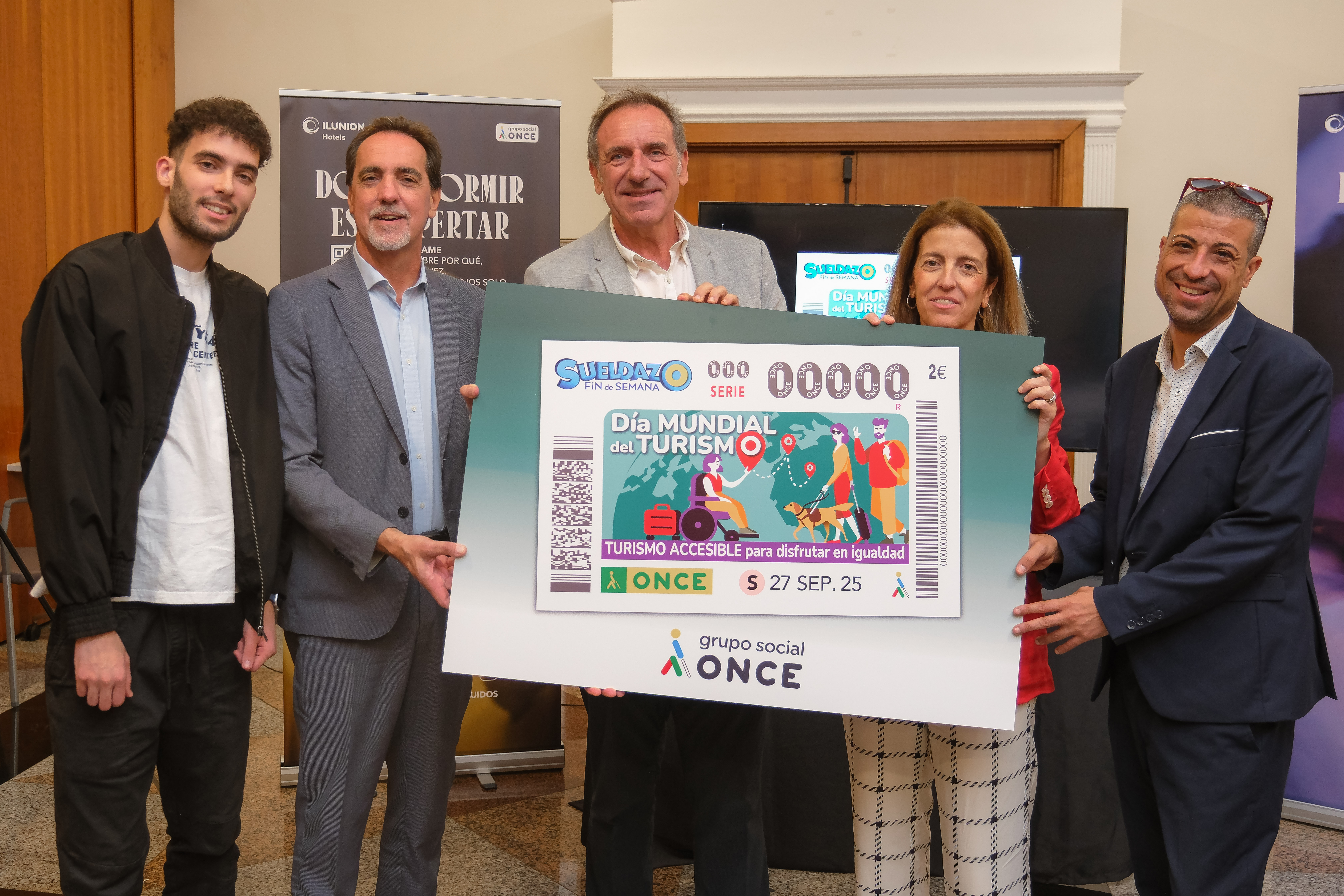 Enric Botí, delegat de l’ONCE a Catalunya; David Bernardo, president del Consell Territorial; Elena Salas, directora d’Ilunion Hotels Les Corts; Xavier Font, subdirector general de desenvolupament turístic de la Generalitat de Catalunya, i Reda Berrada, afiliat a l’ONCE i treballador de l’hotel. 