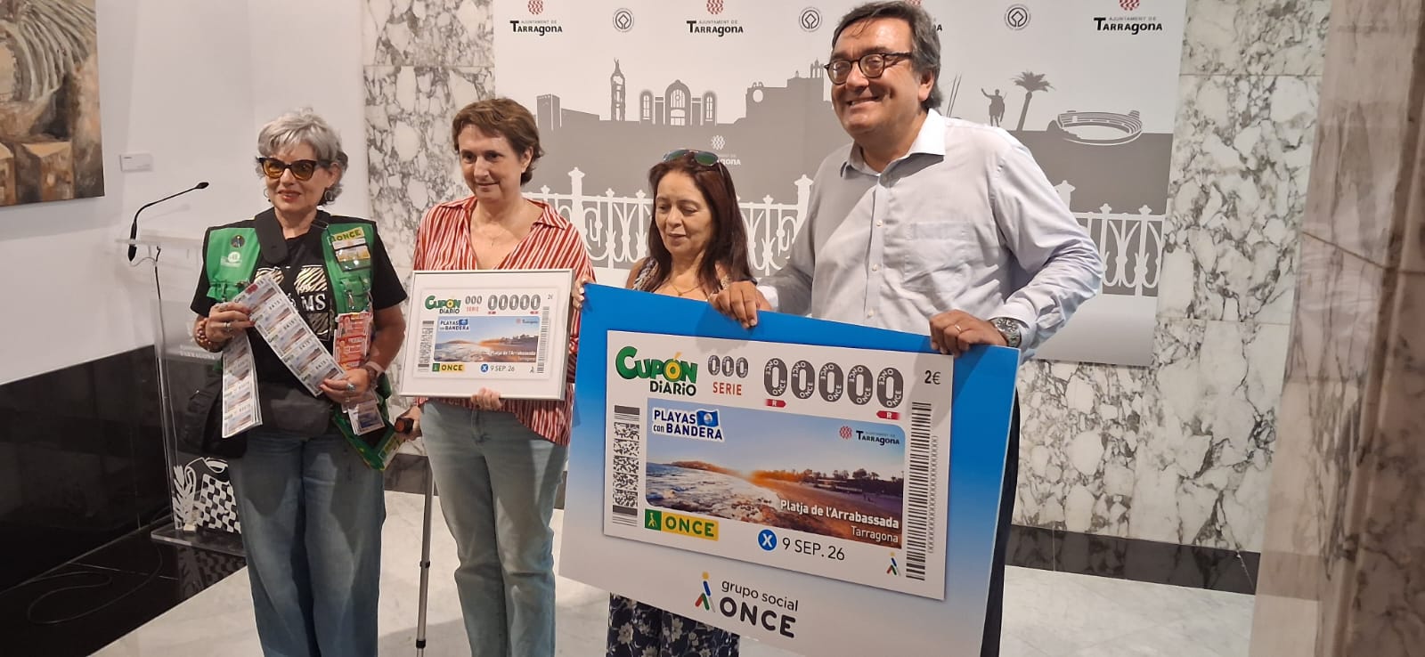 Durant l’acte, Josep Vilaseca, director de l’ONCE a Tarragona i Rafaela Pérez, vicepresidenta 1ª del Consell Territorial de l'ONCE Catalunya, van lliurar una il·lustració emmarcada d’aquest cupó a Cecilia Mangini, consellera d'Igualtat, Diversitat Funcional i Discapacitat de l'Ajuntament de Tarragona. També va participar la venedora de l'ONCE, Verónica Barrera.