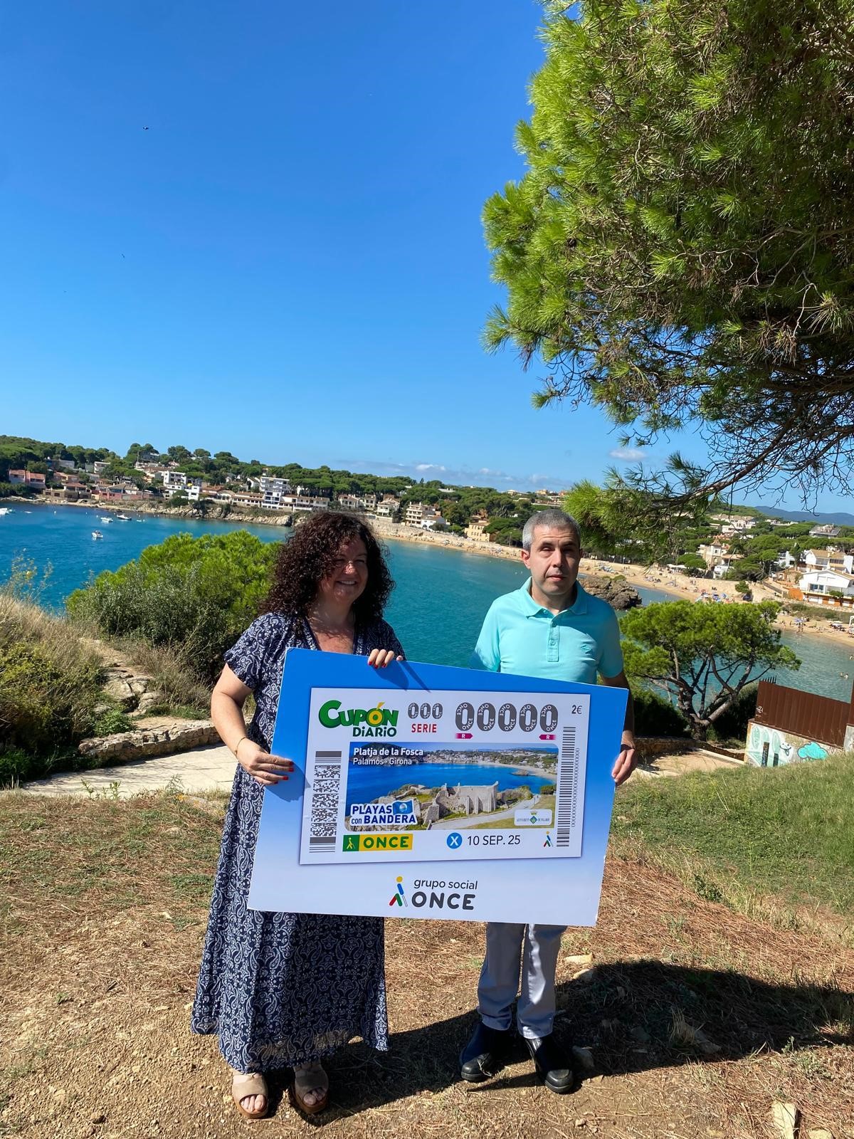 Durant l’acte Fran Rodríguez, director de l’ONCE a Girona, va lliurar a Raquel Gallego primera tinenta d’alcalde de Palamós, una imatge emmarcada d’aquest cupó.